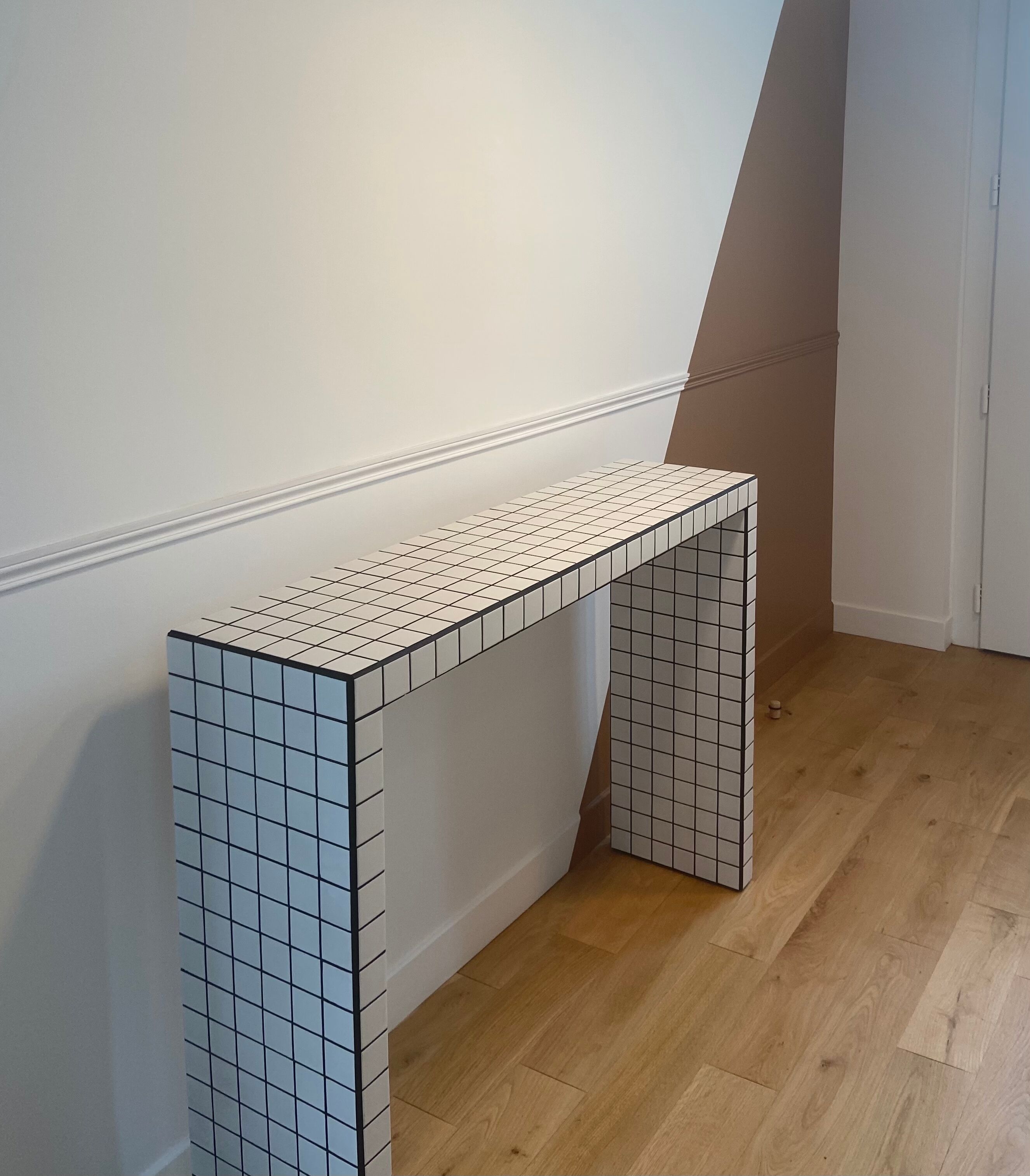 High console tiled mosaic glossy white joint black