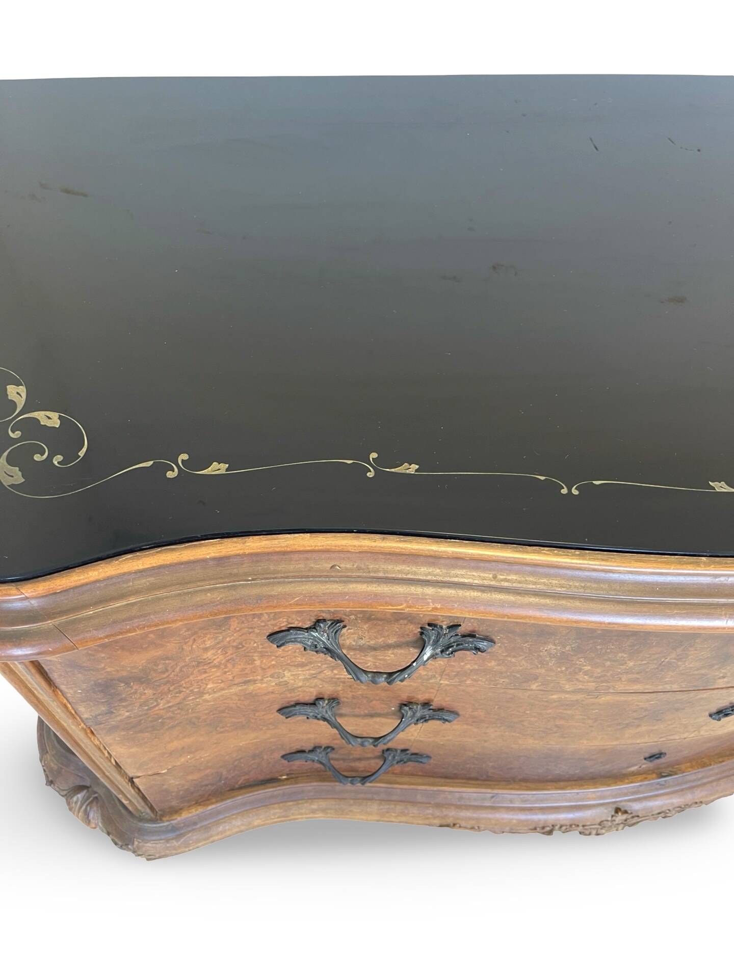 Elegant Italian Louis XV style commode, circa 1940.