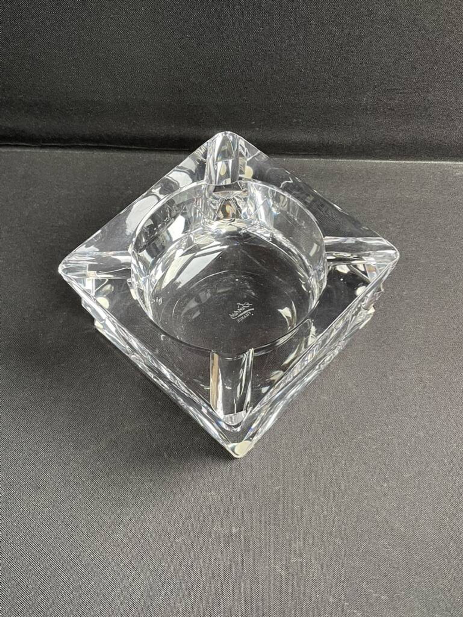 Important cendrier cristal de Sèvres taillé