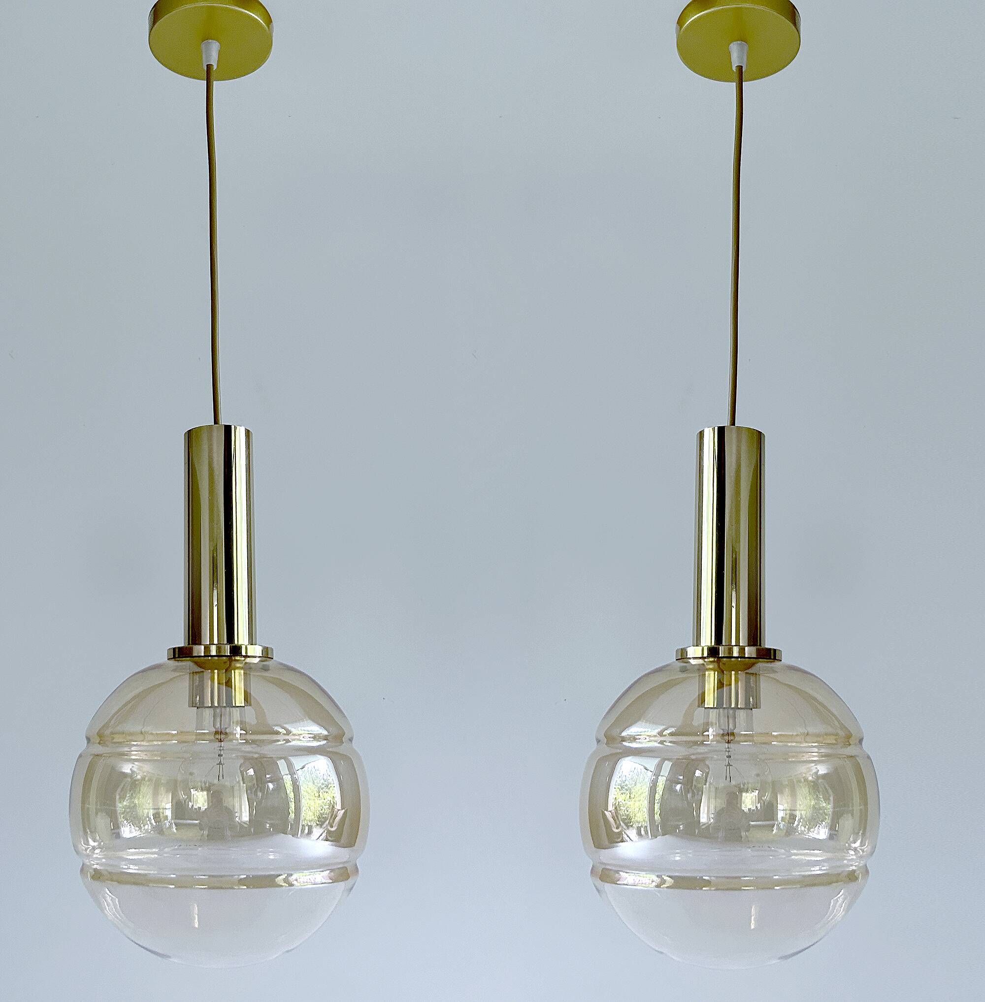 Paire de suspensions vintage en forme de globe en verre