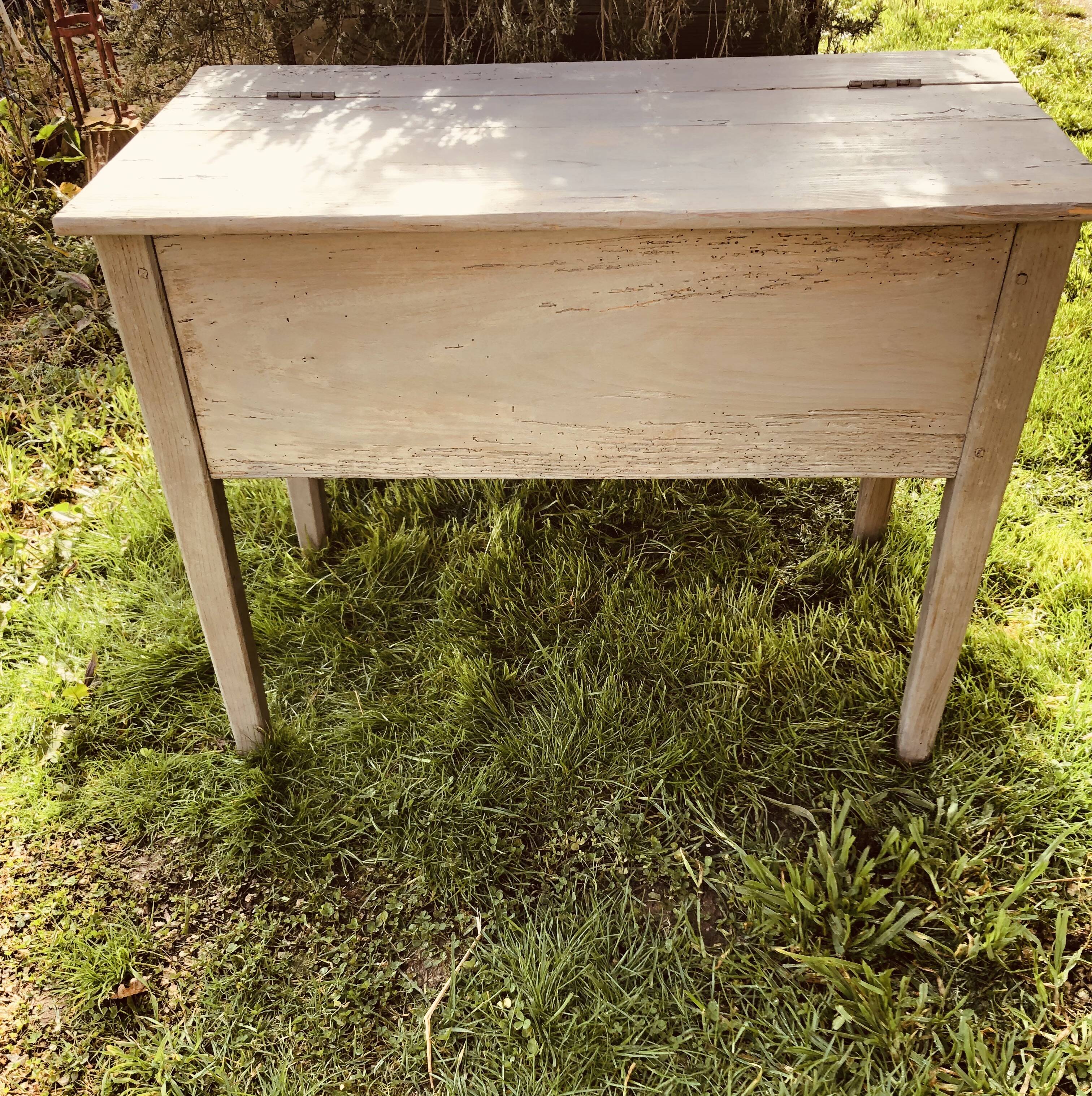 Wooden companion drainer with patina