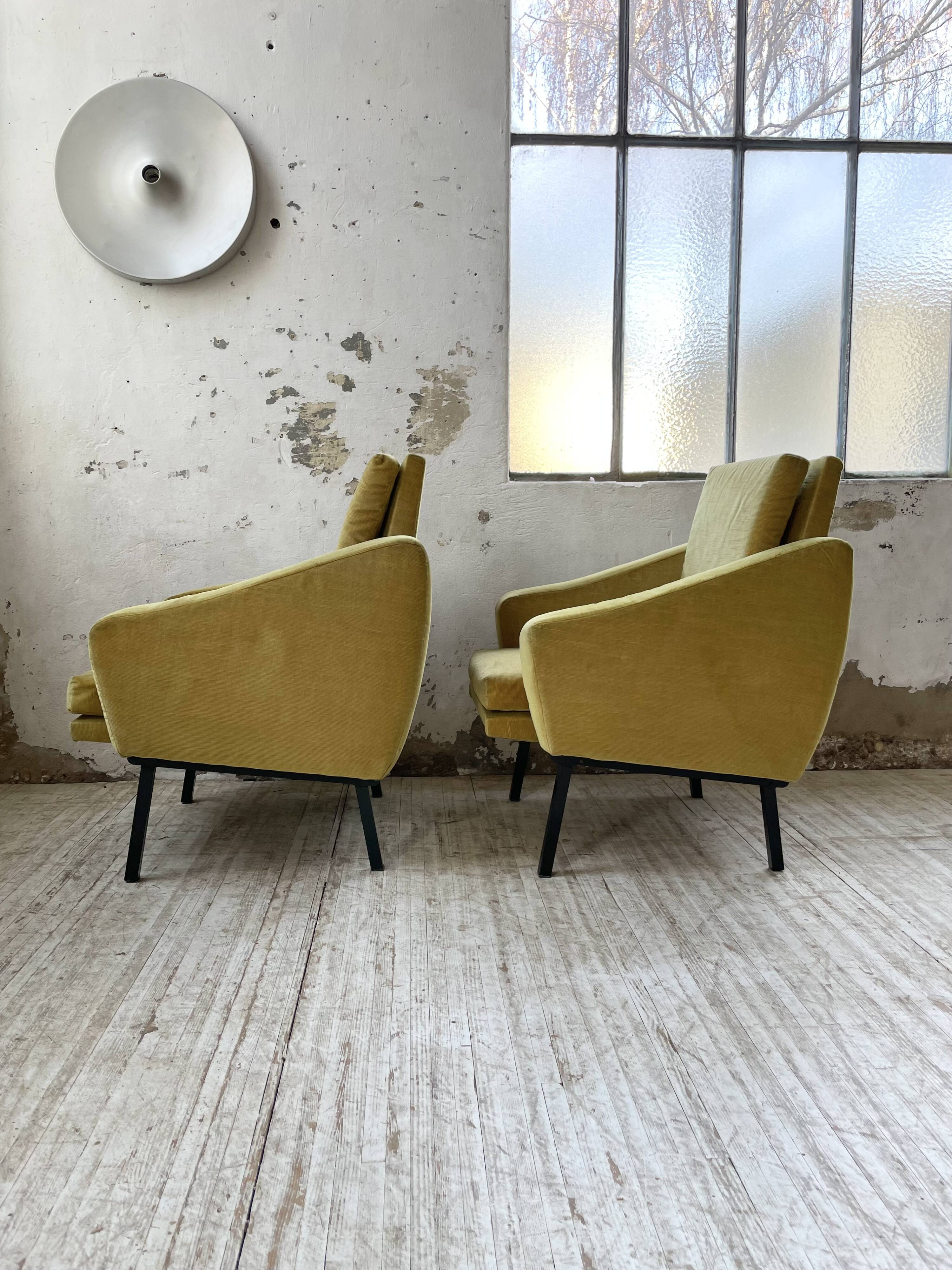 Paire de chauffeuses fauteuils vintage velours jaune