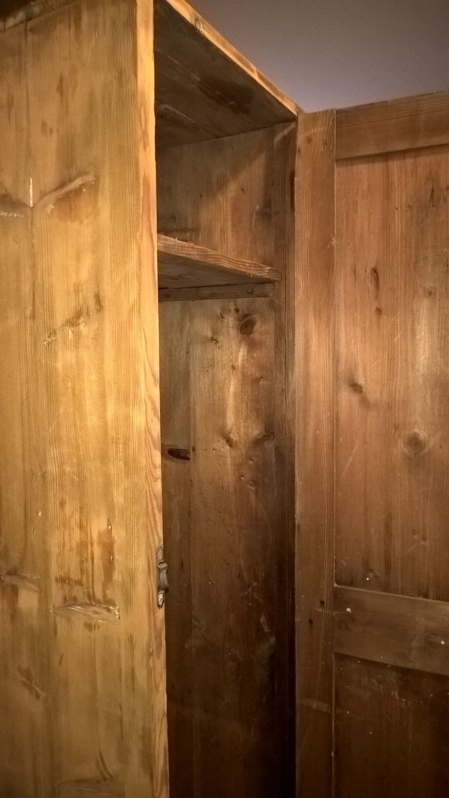 Cloakroom in coated solid wood