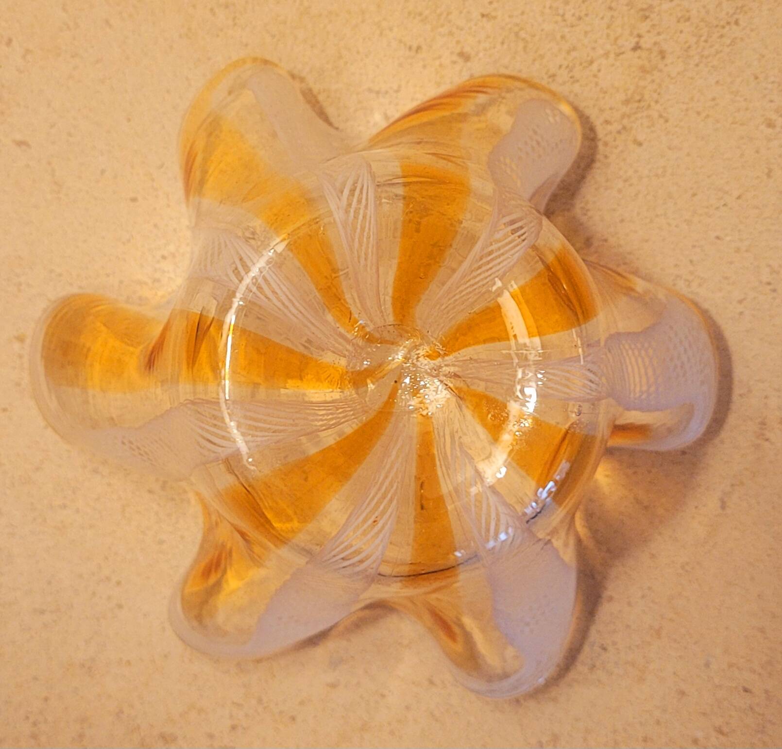 Small vintage handkerchief vase in Murano glass.