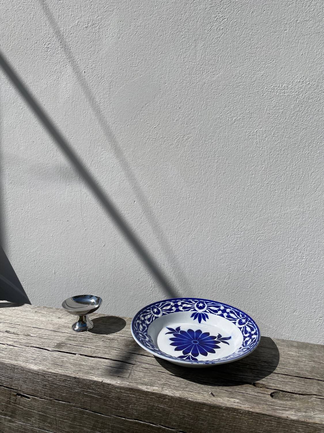 Round hollow ceramic dish with Saint Amand flower