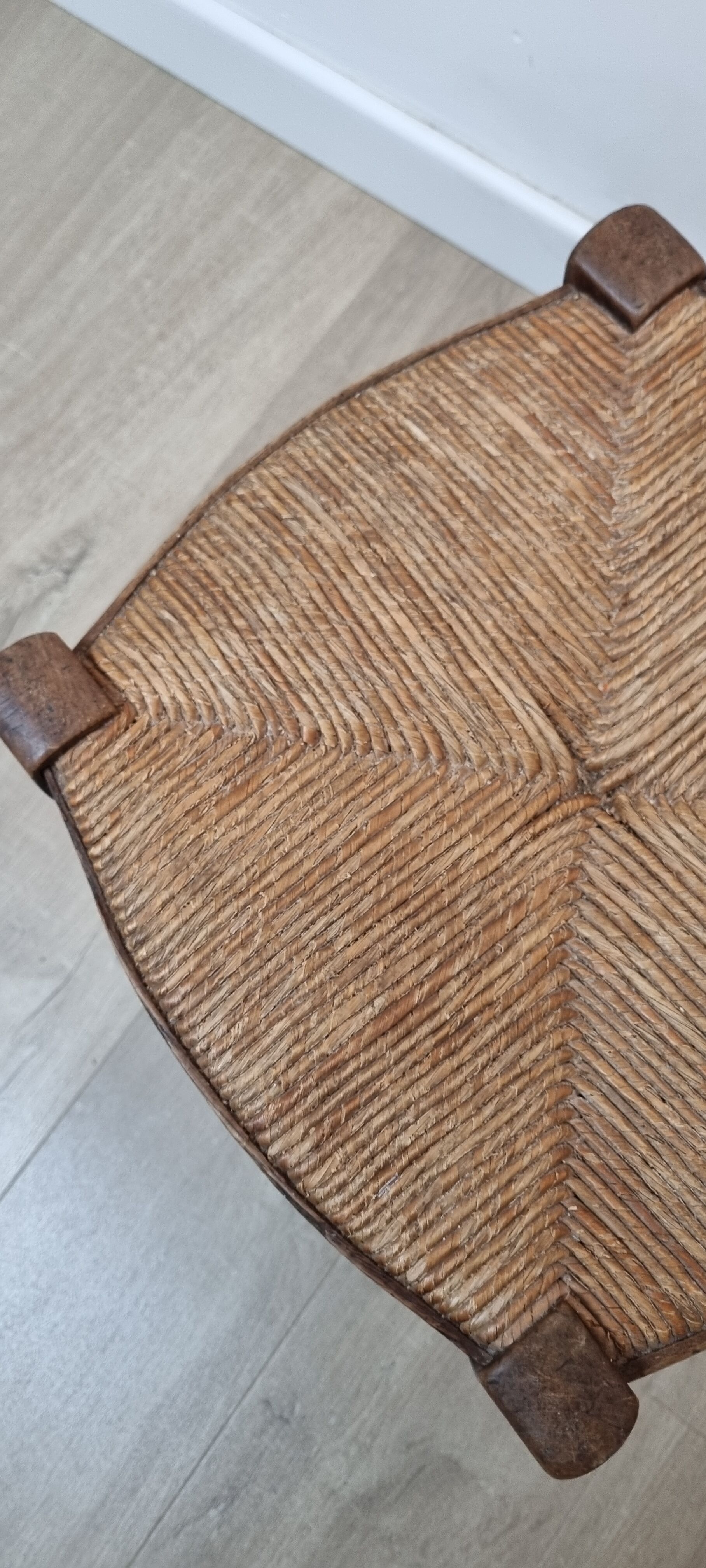 Tabouret ancien en paille et bois