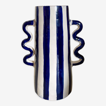 Vases abstraits rayé bleu Klein et blanc en céramique fait-main aux anses ondulés