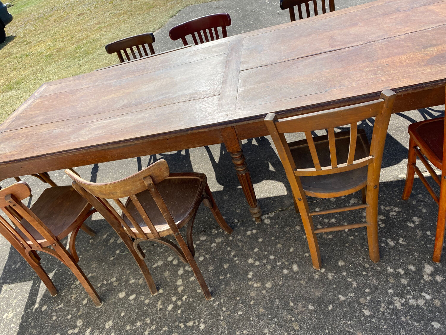 Draper table and its 10 chairs