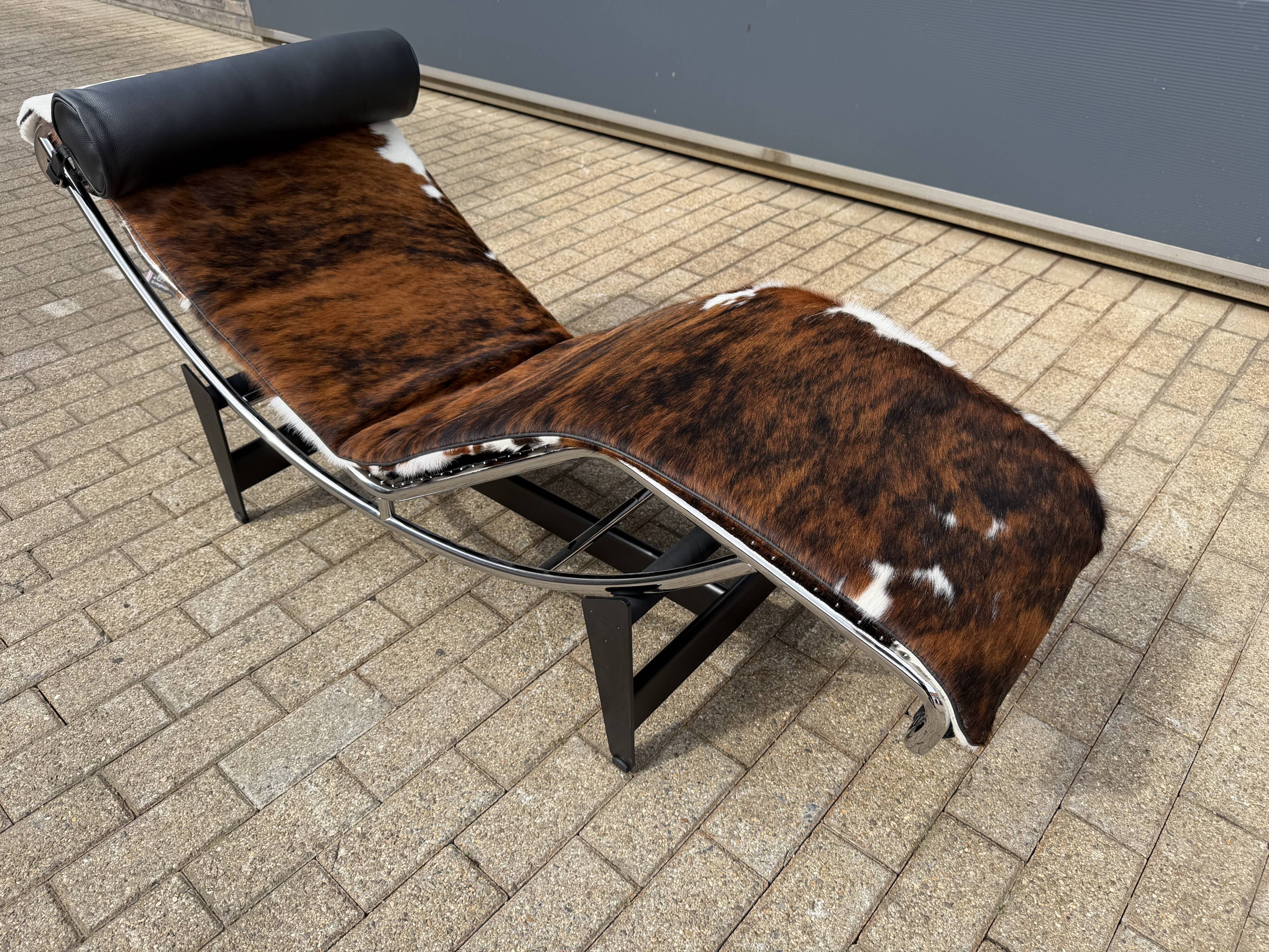 Cassina LC4 Le Corbusier original (signed) in cowhide, in new condition.
