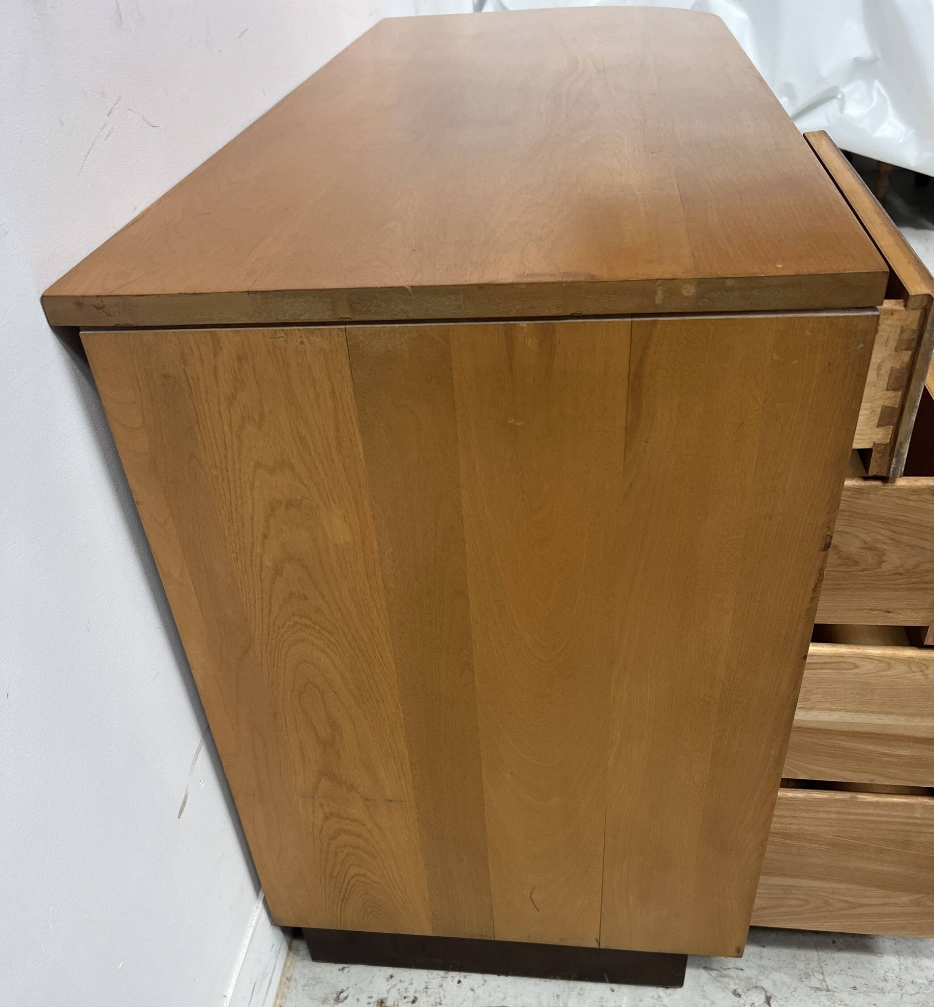 Bureau de style en placage de bois d'érable XX siècle