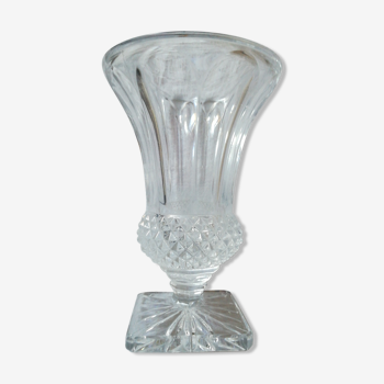 Crystal vase has spikes of diamonds