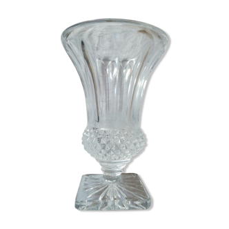 Crystal vase has spikes of diamonds