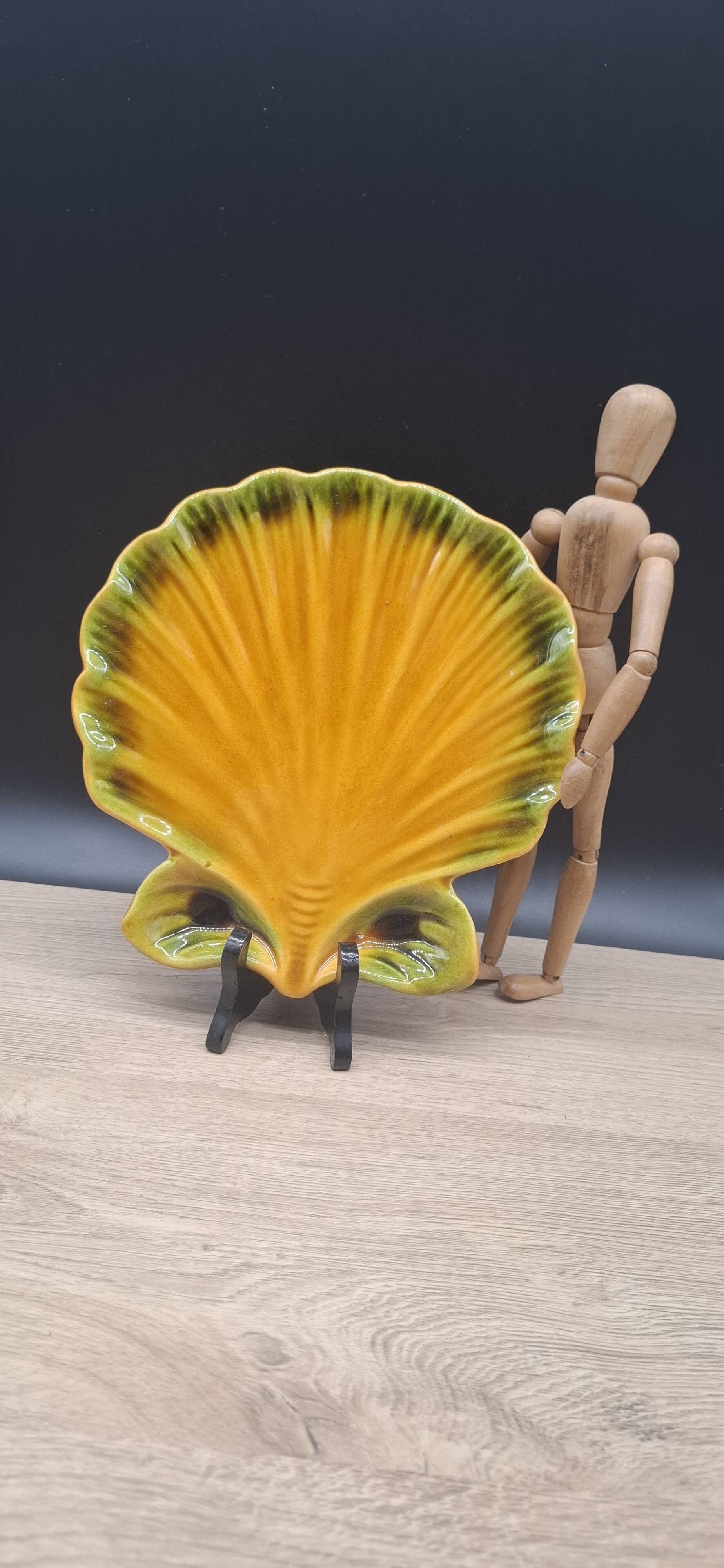 Vallauris dish with scallops and barbotine