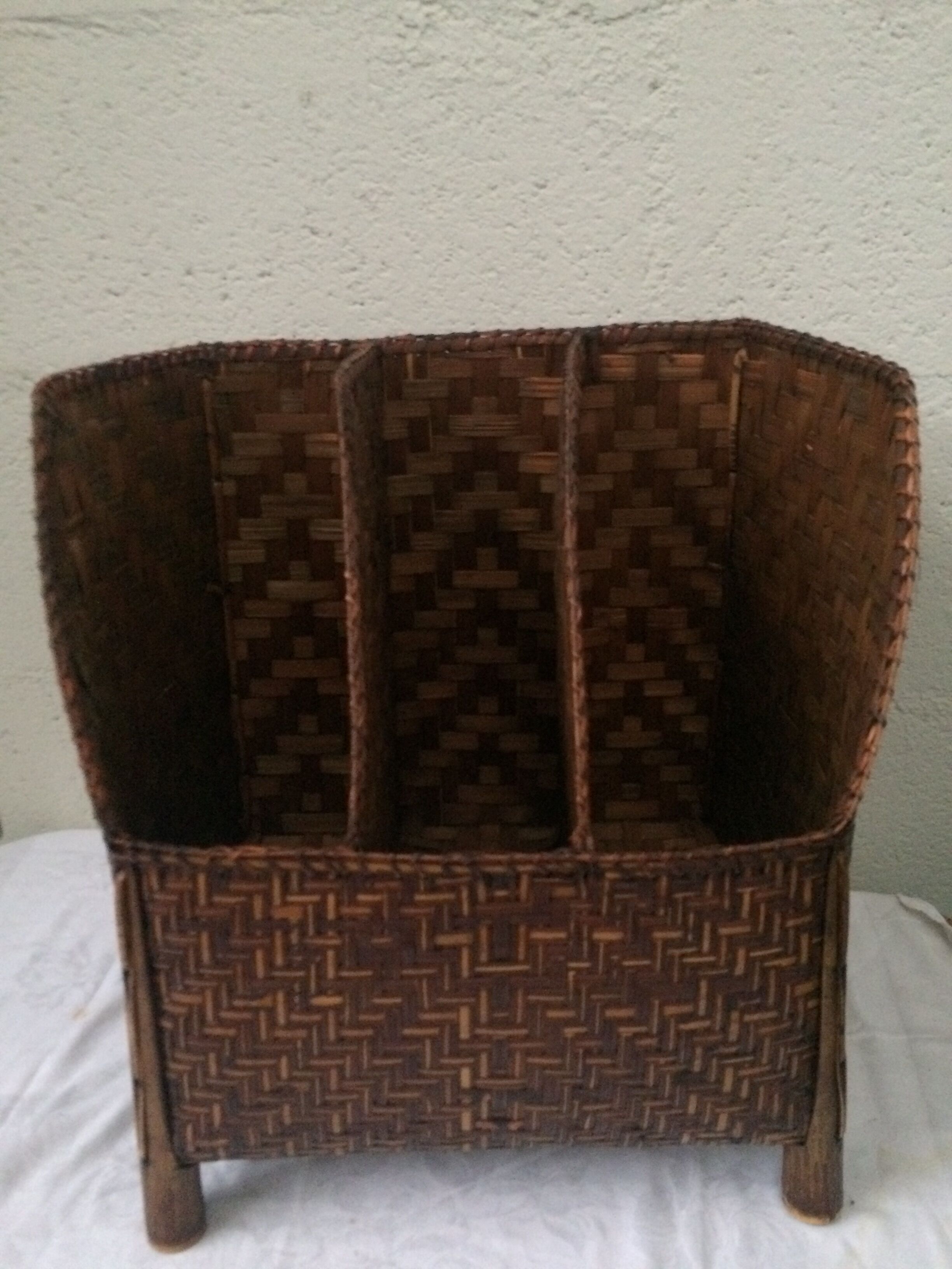 Put documents in two-tone braided bamboo 3 compartments vintage 1970