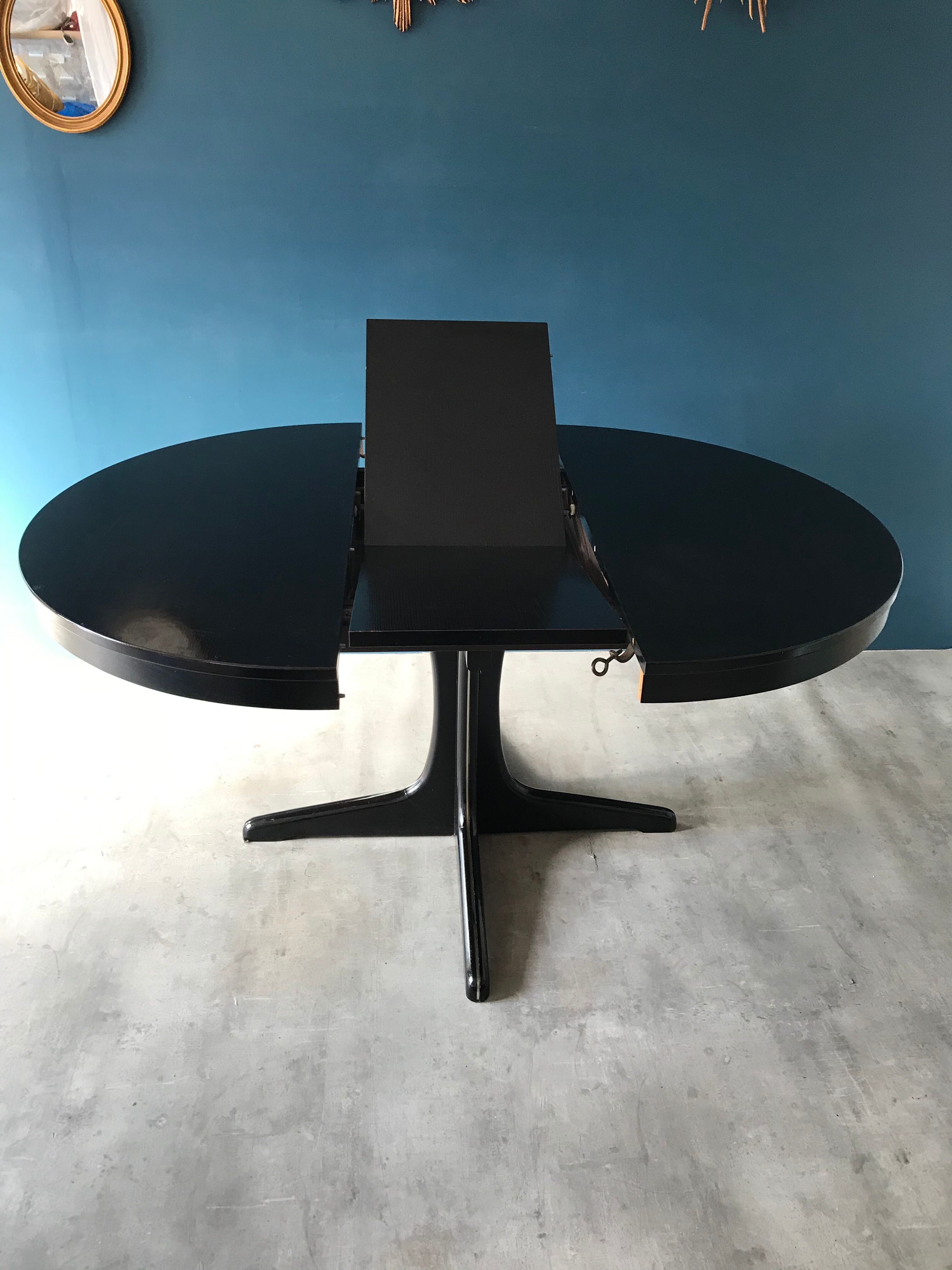 Extendable butterfly extension table