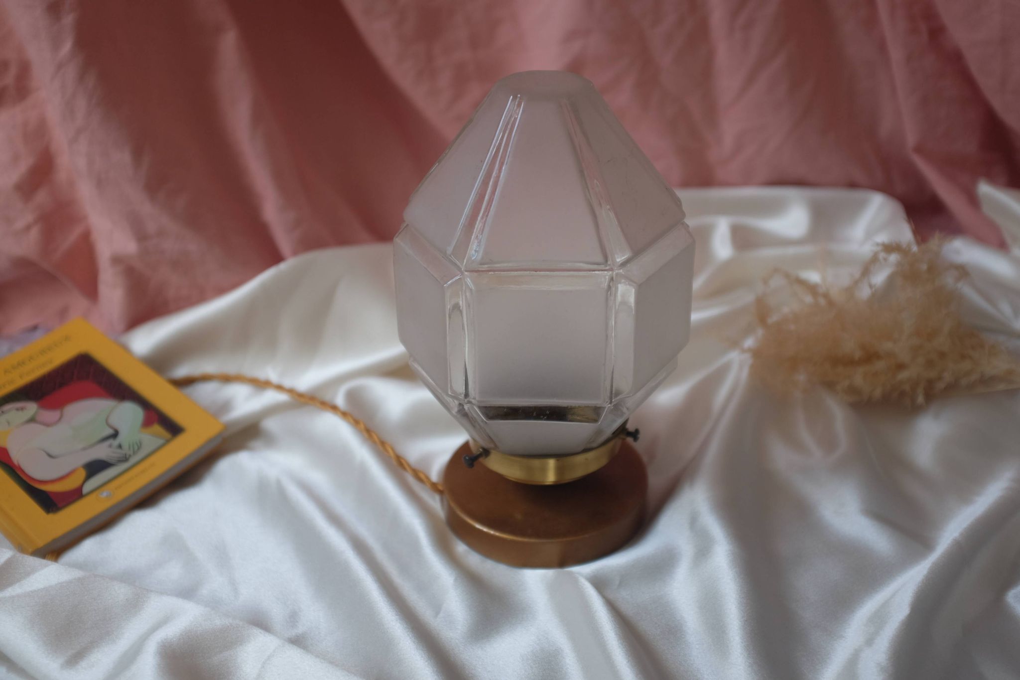 Lampe à poser et son globe vintage