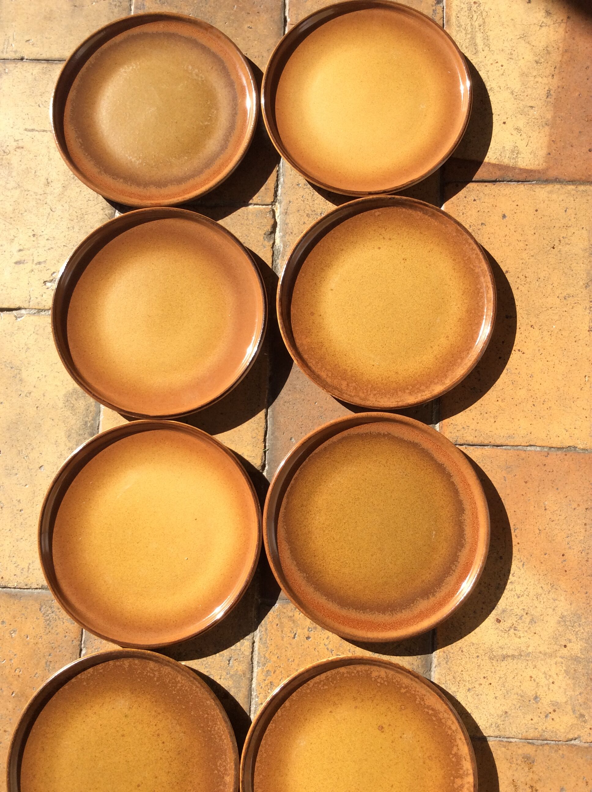 Assiettes en grès vintage