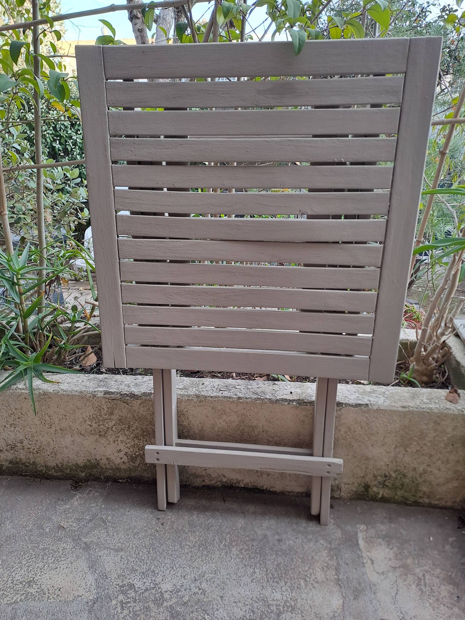 Table jardin pliante en bois peinte en beige grisé carrée