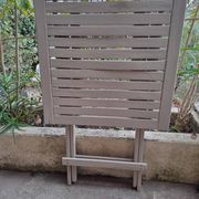 Table jardin pliante en bois peinte en beige grisé carrée