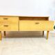Coiffeuse basse vintage en bois blond – meuble moderniste années 50/60