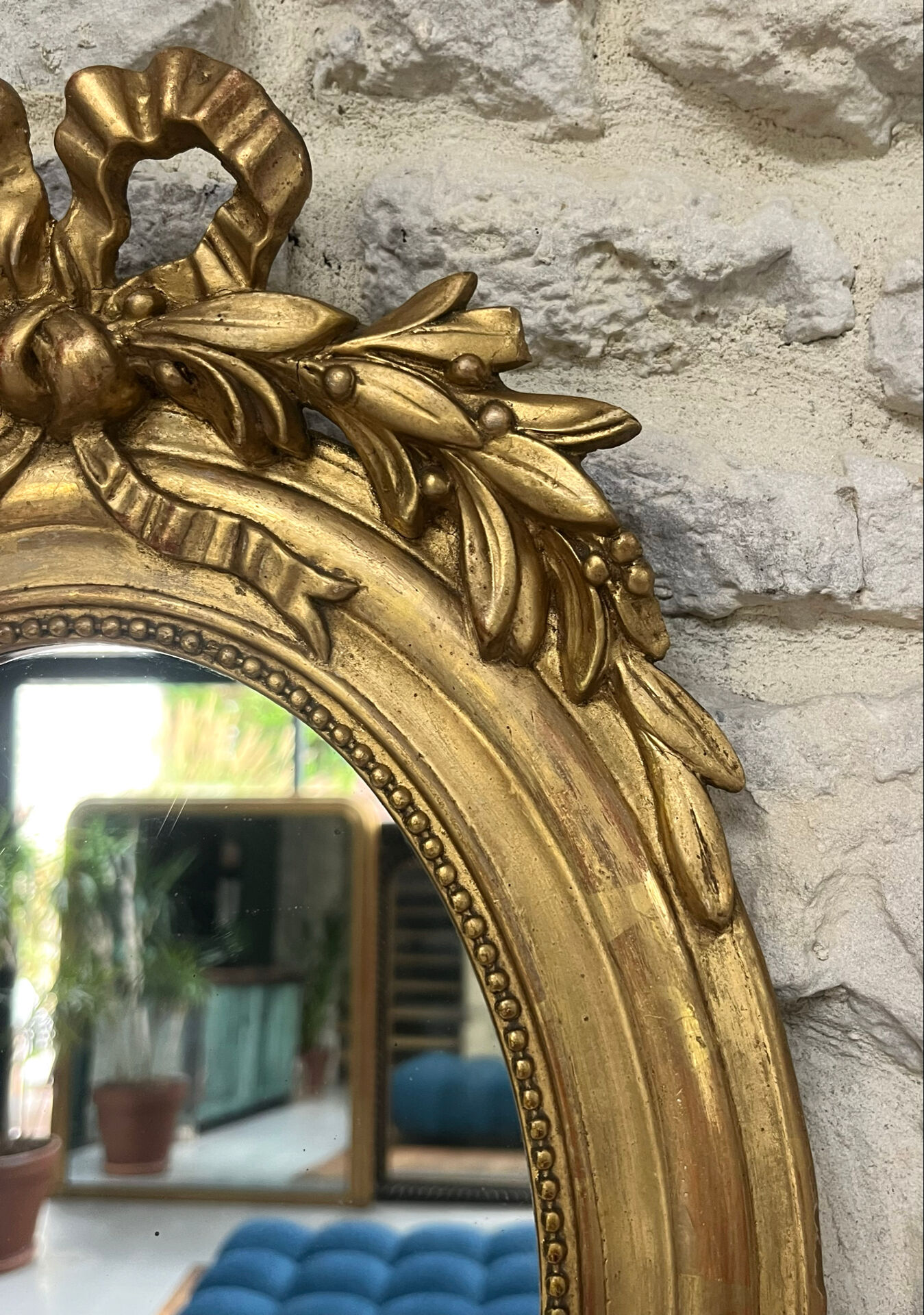 Miroir ovale à frontons Louis XVI et perlé 49,5/31cm feuille d’or 