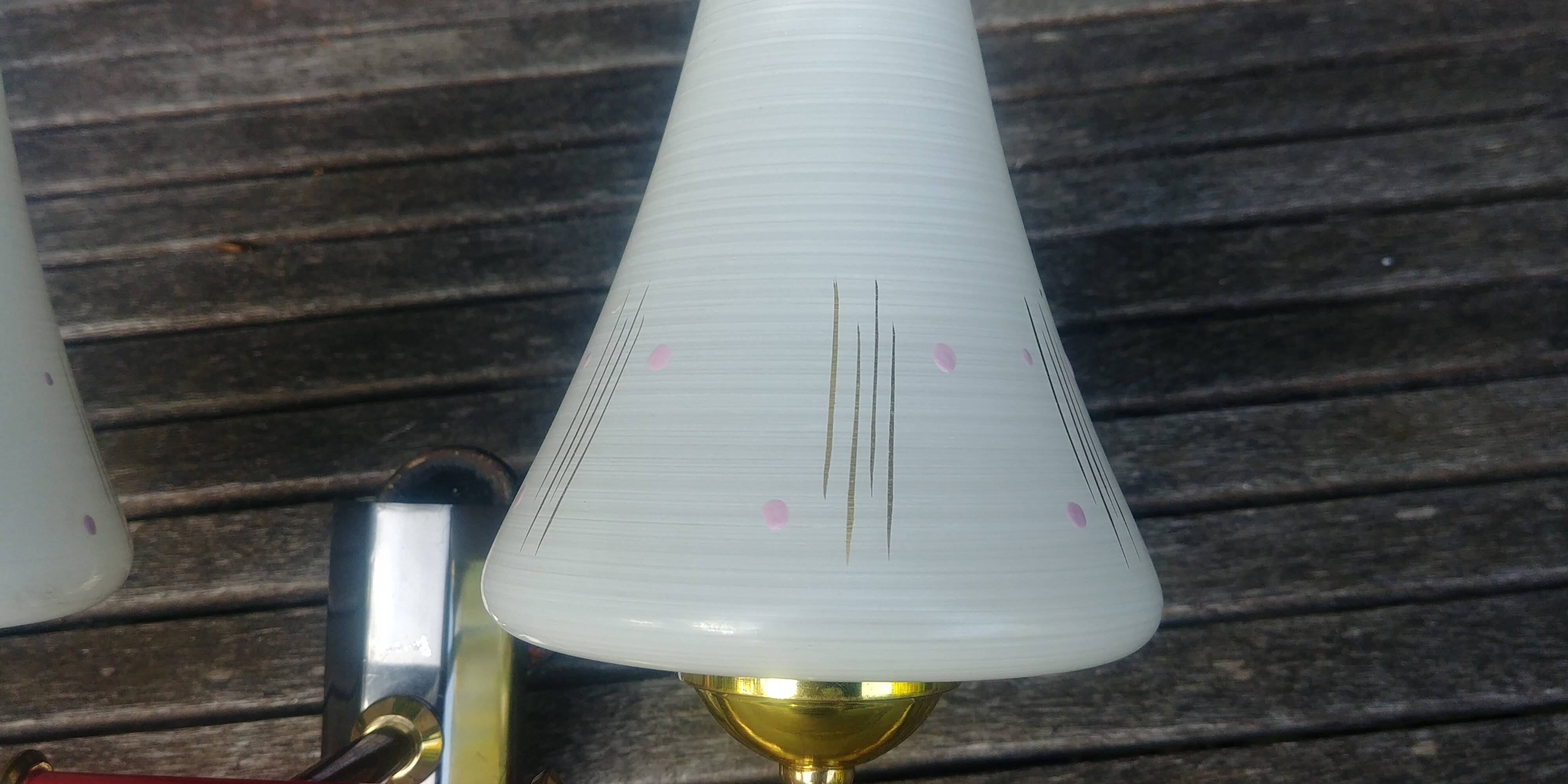 Vintage wall light from the 40s/50s with its two glass sconces on a brass support