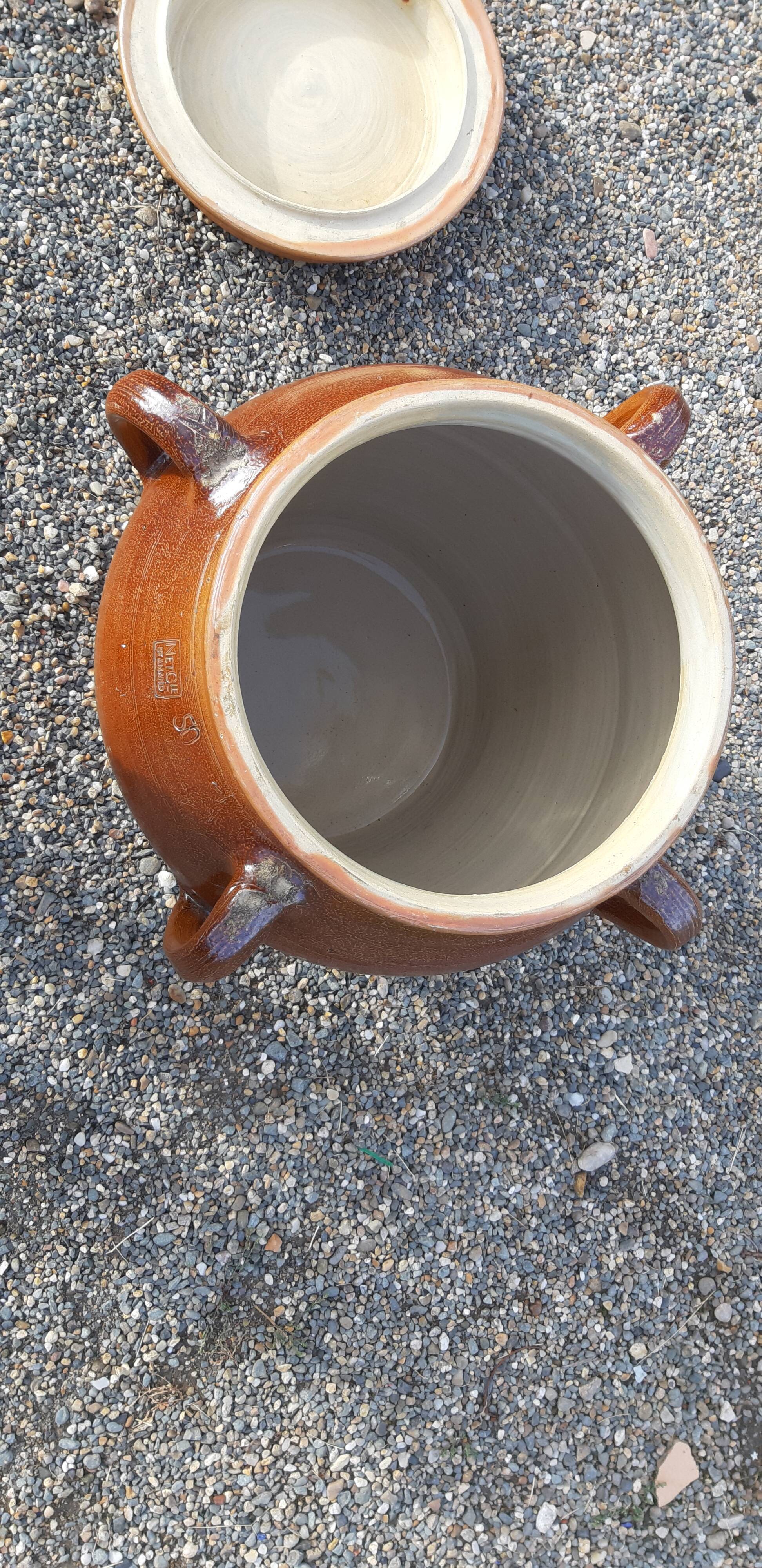 Saloir in sandstone 4 handles and lid