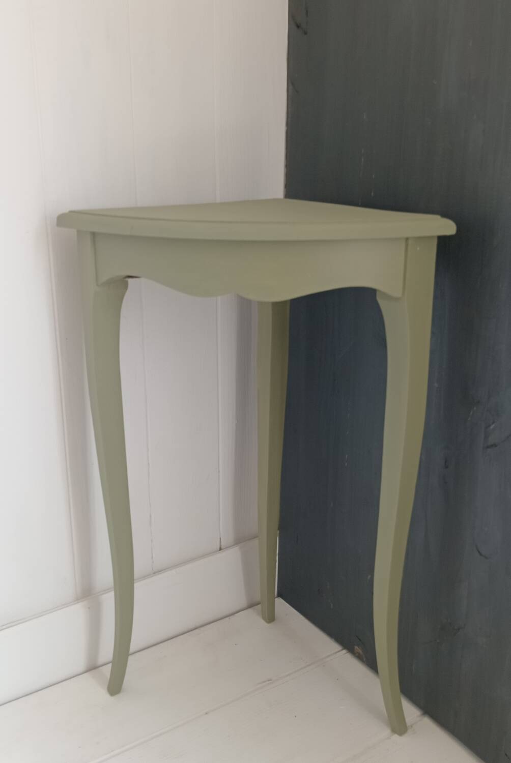 Corner pedestal table