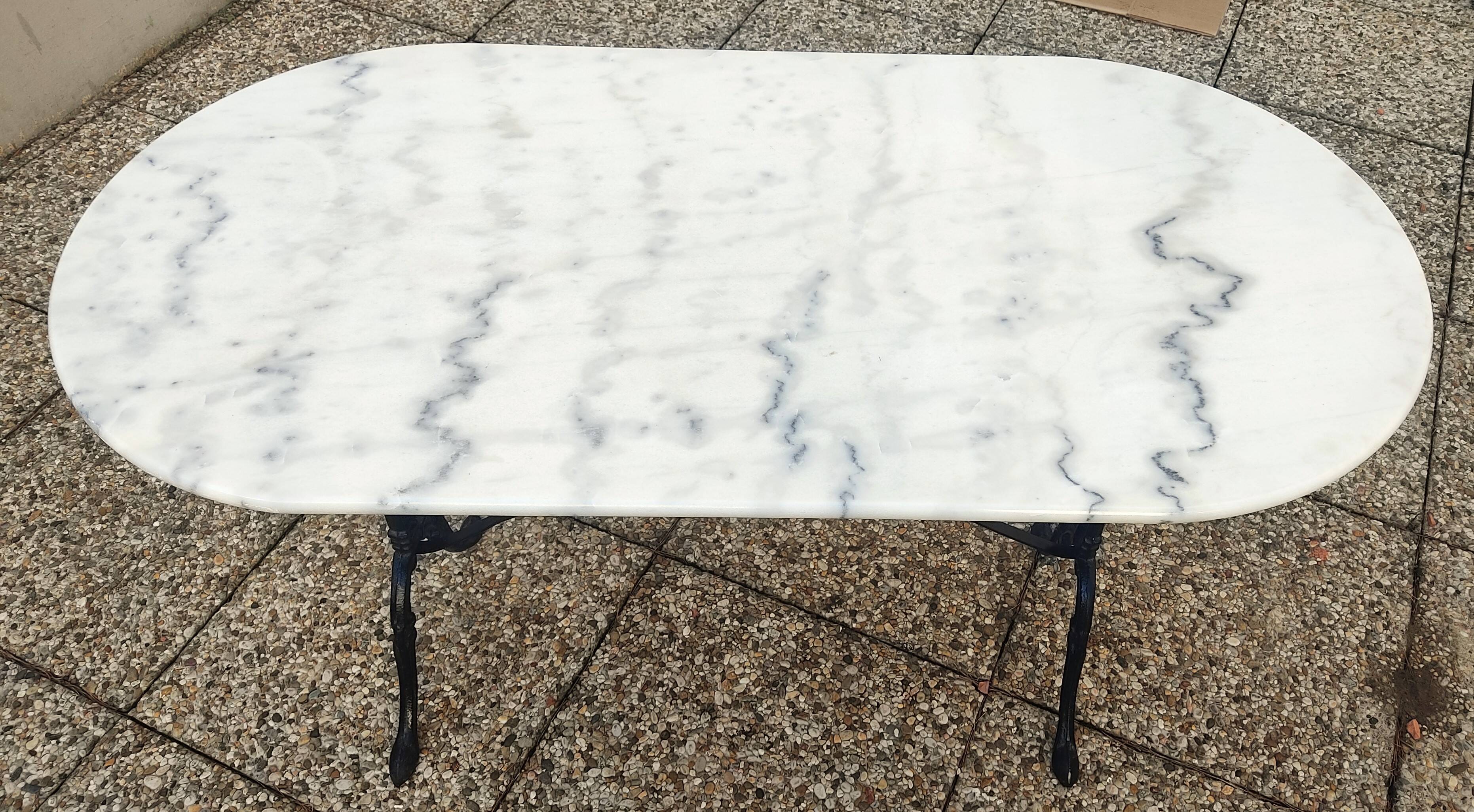 Table en marbre ovale blanche et noire, piètement fer forgé