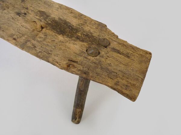 Banc bas brutaliste en bois. Banc en bois massif. Art Populaire