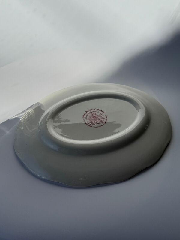 Ensemble vintage Enoch Wedgwood ''Maisons Royales de Grande-Bretagne'' en rouge, gravé à la main.