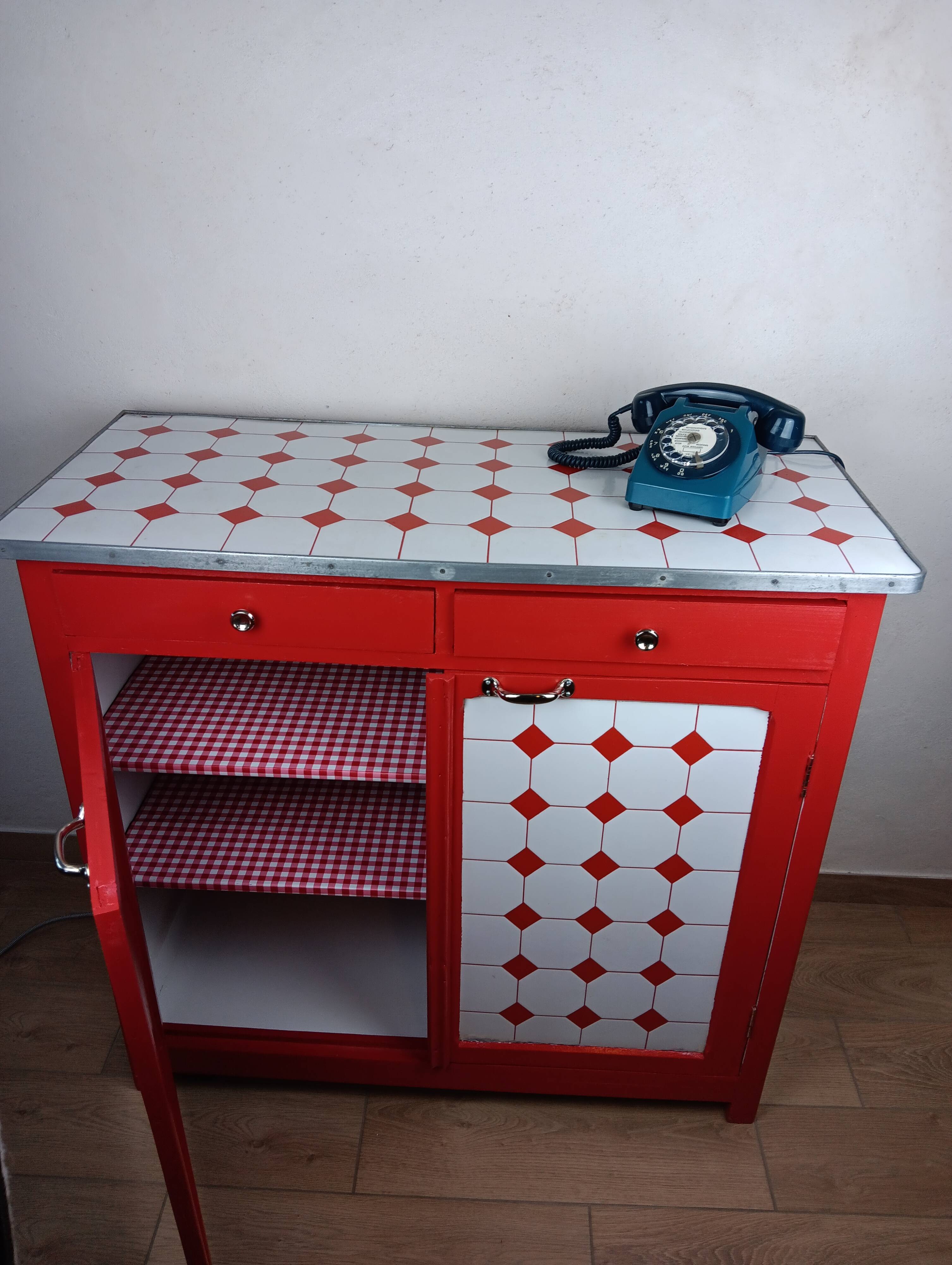 Meuble de métier , buffet parisien en tôle émaillé rouge et blanc