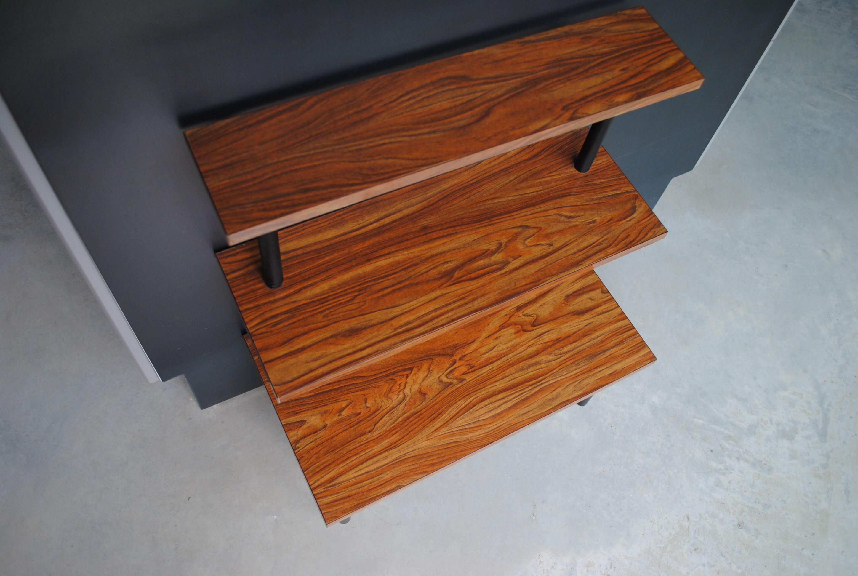 Etagère sur pieds en formica