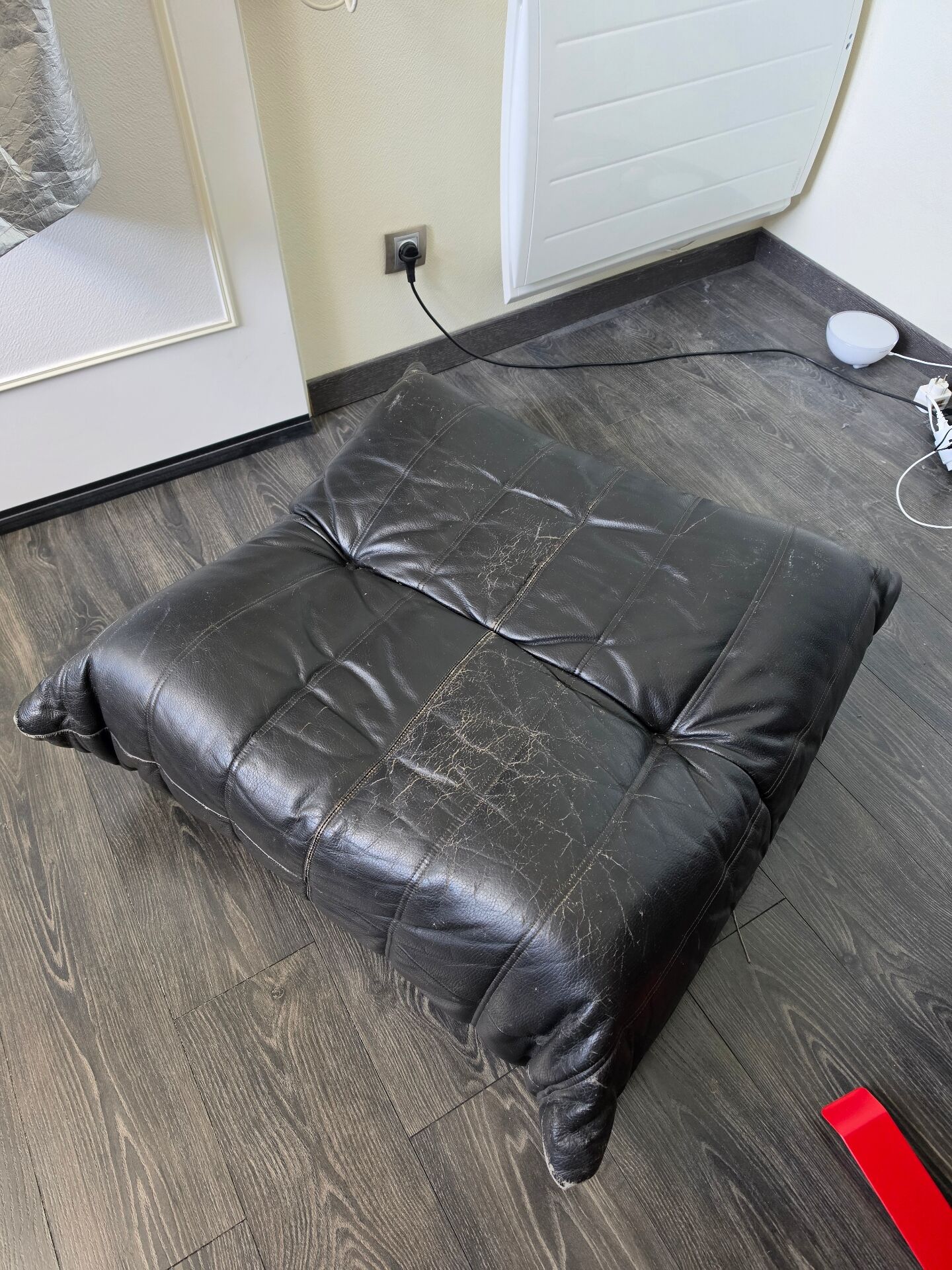Togo Ligne Roset - Black leather pouf