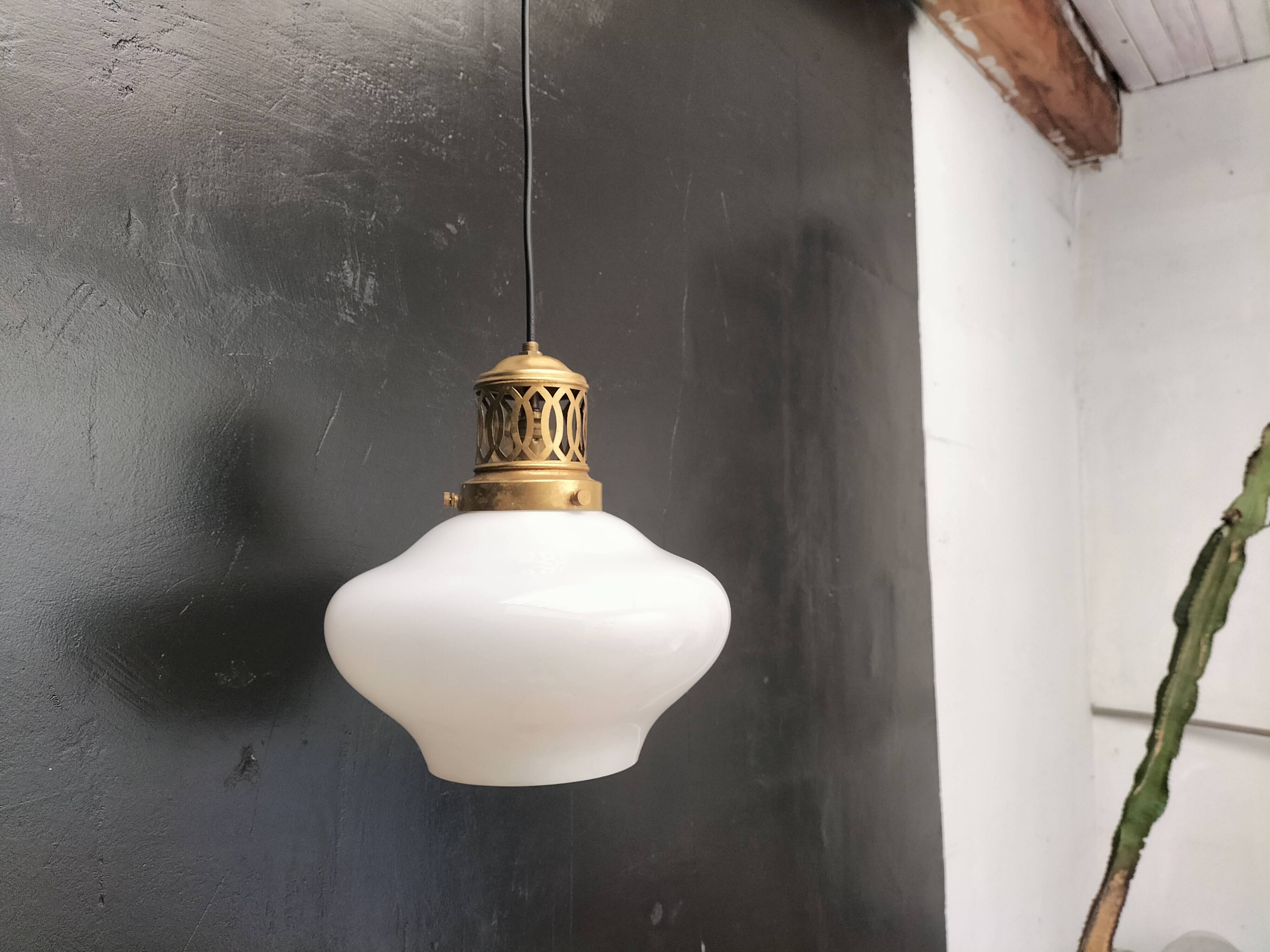 White opaline suspension