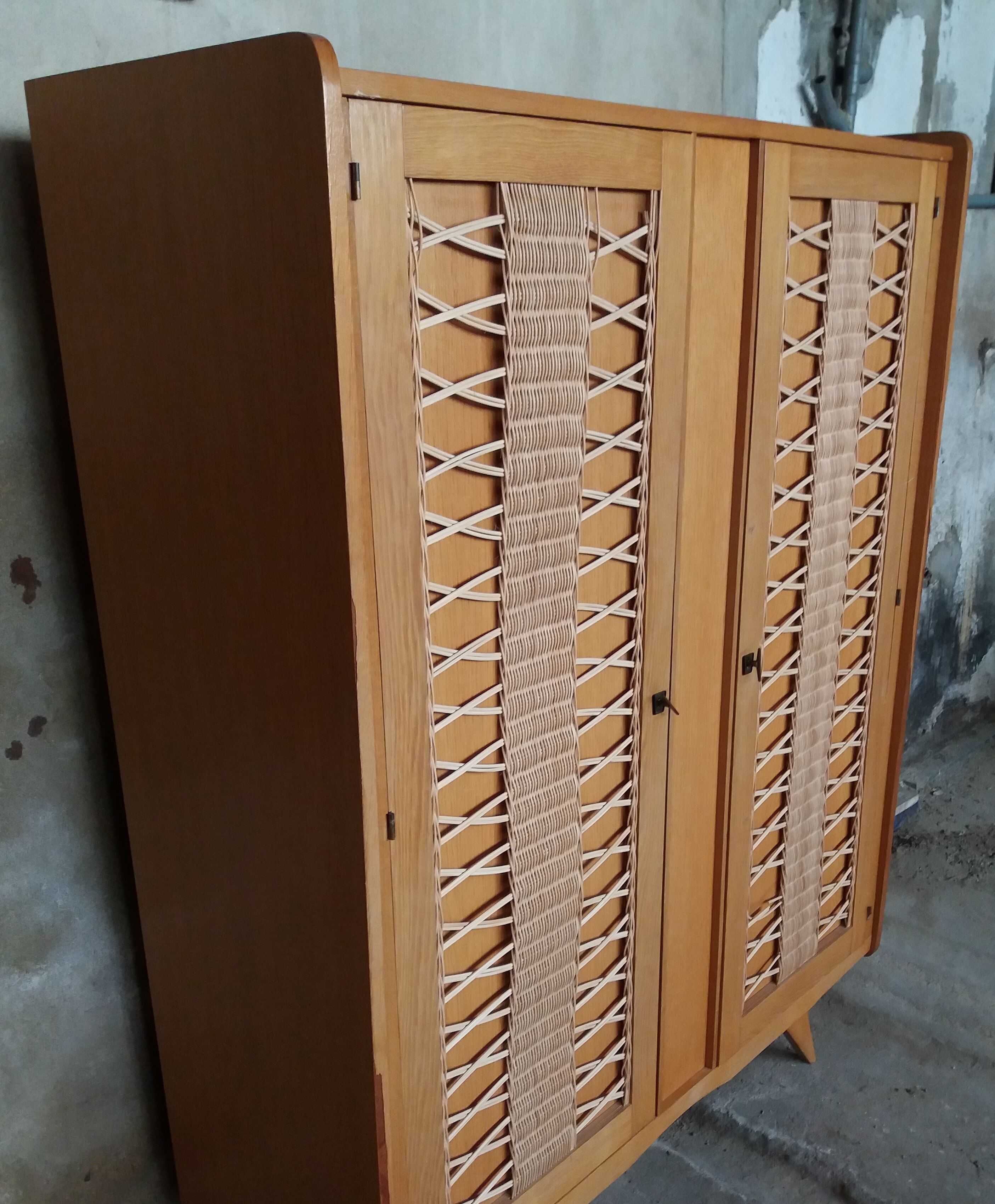 Armoire en rotin vintage