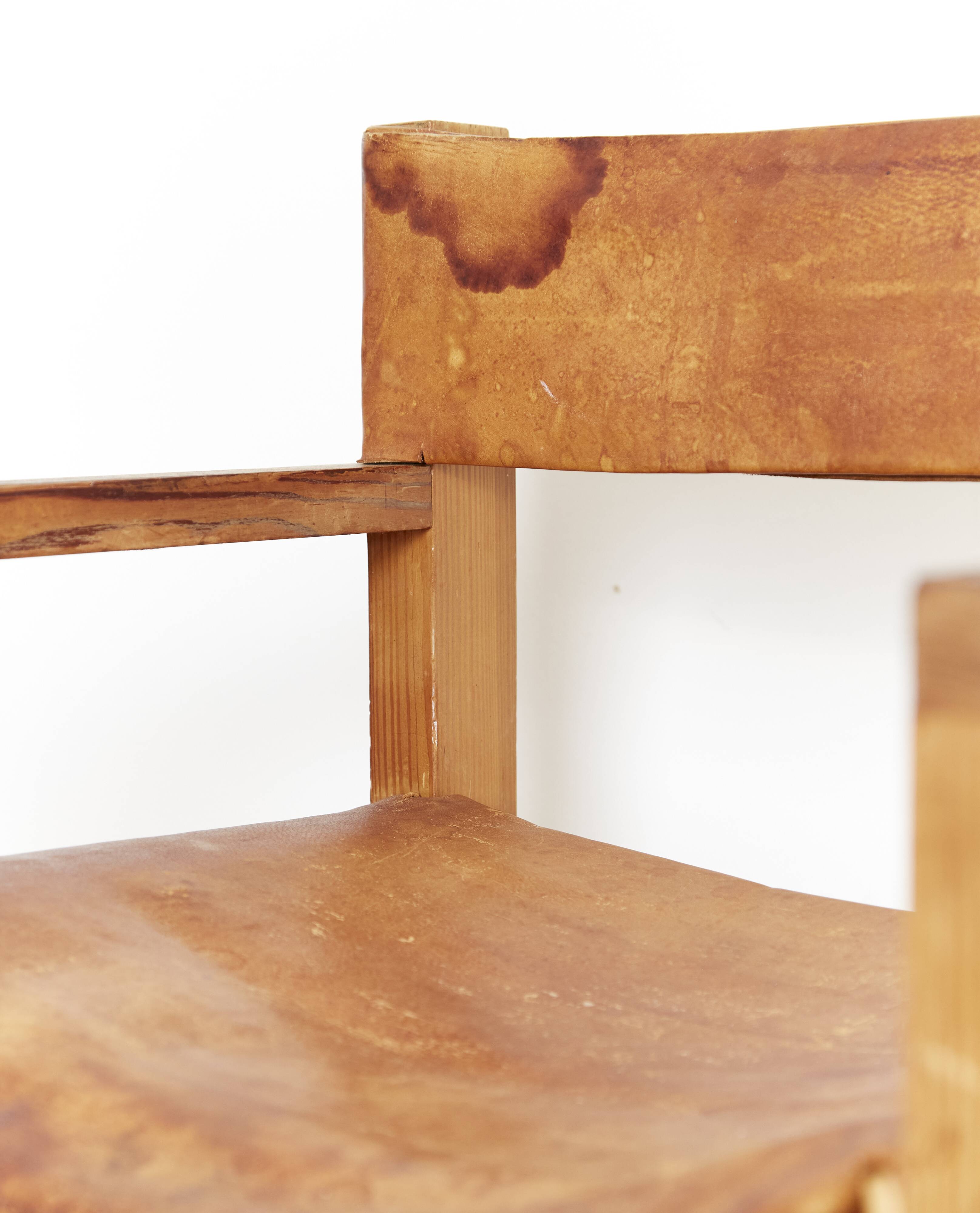 Chaise avec accoudoirs en pin massif et cuir de selle de Biosca