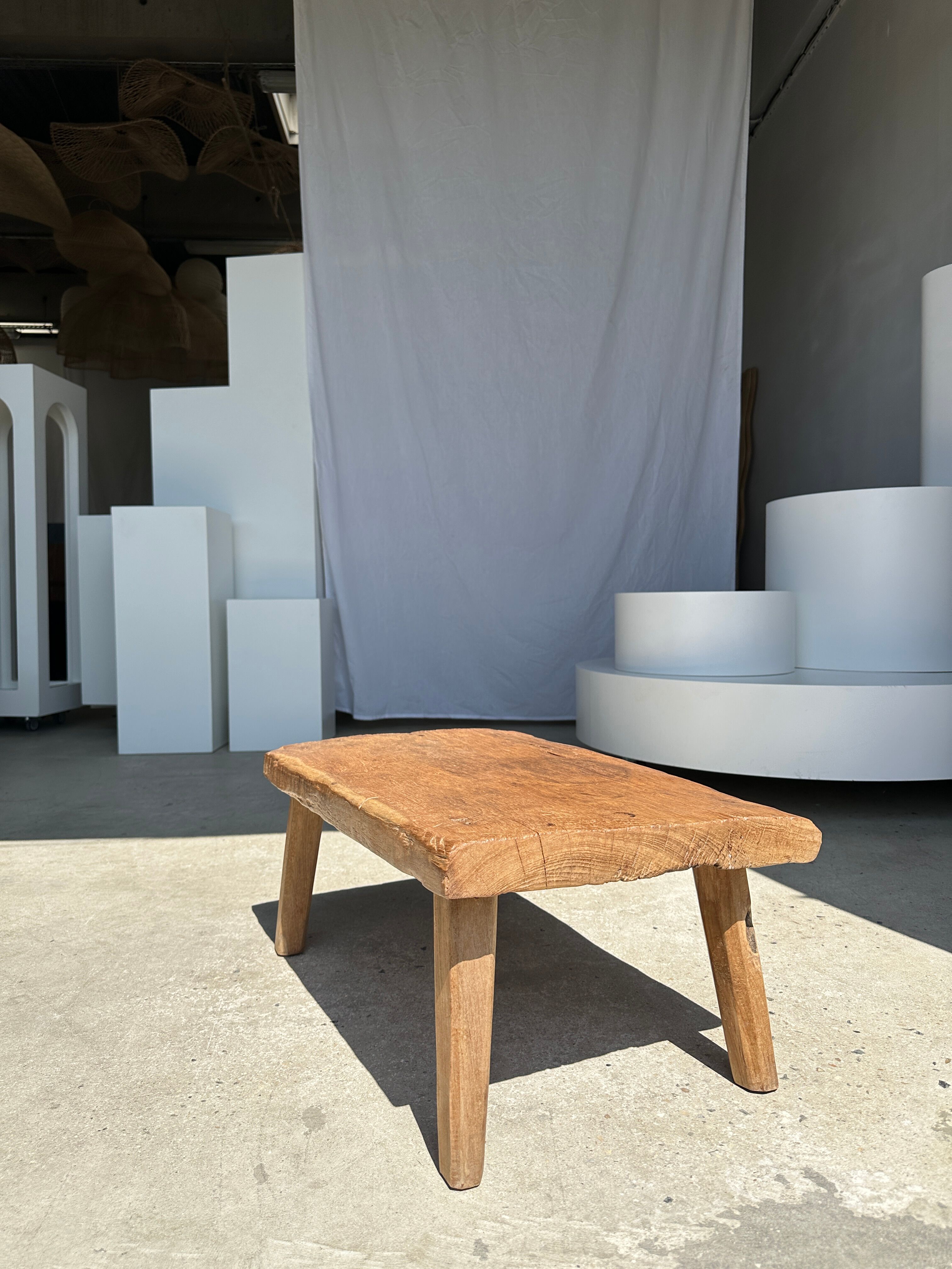 Coffee table in blond teak quadripod