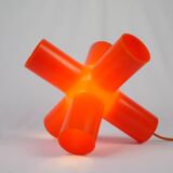 Crosslight lamp to pose Jan Melis in Ben Oostrum