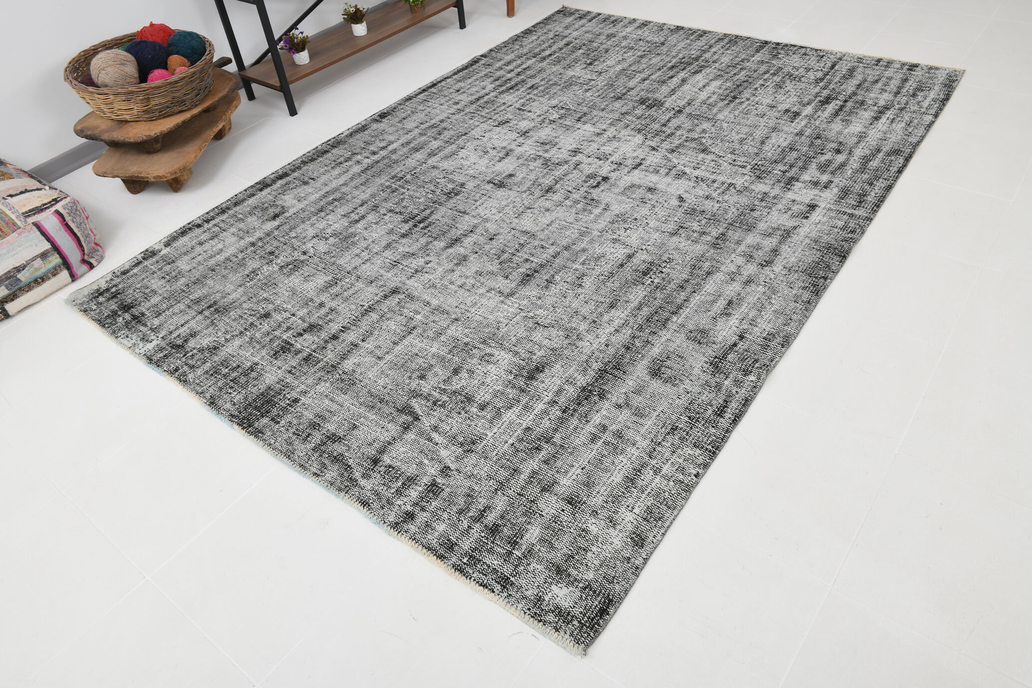 7x9 distressed black vintage rug, 205x292cm
