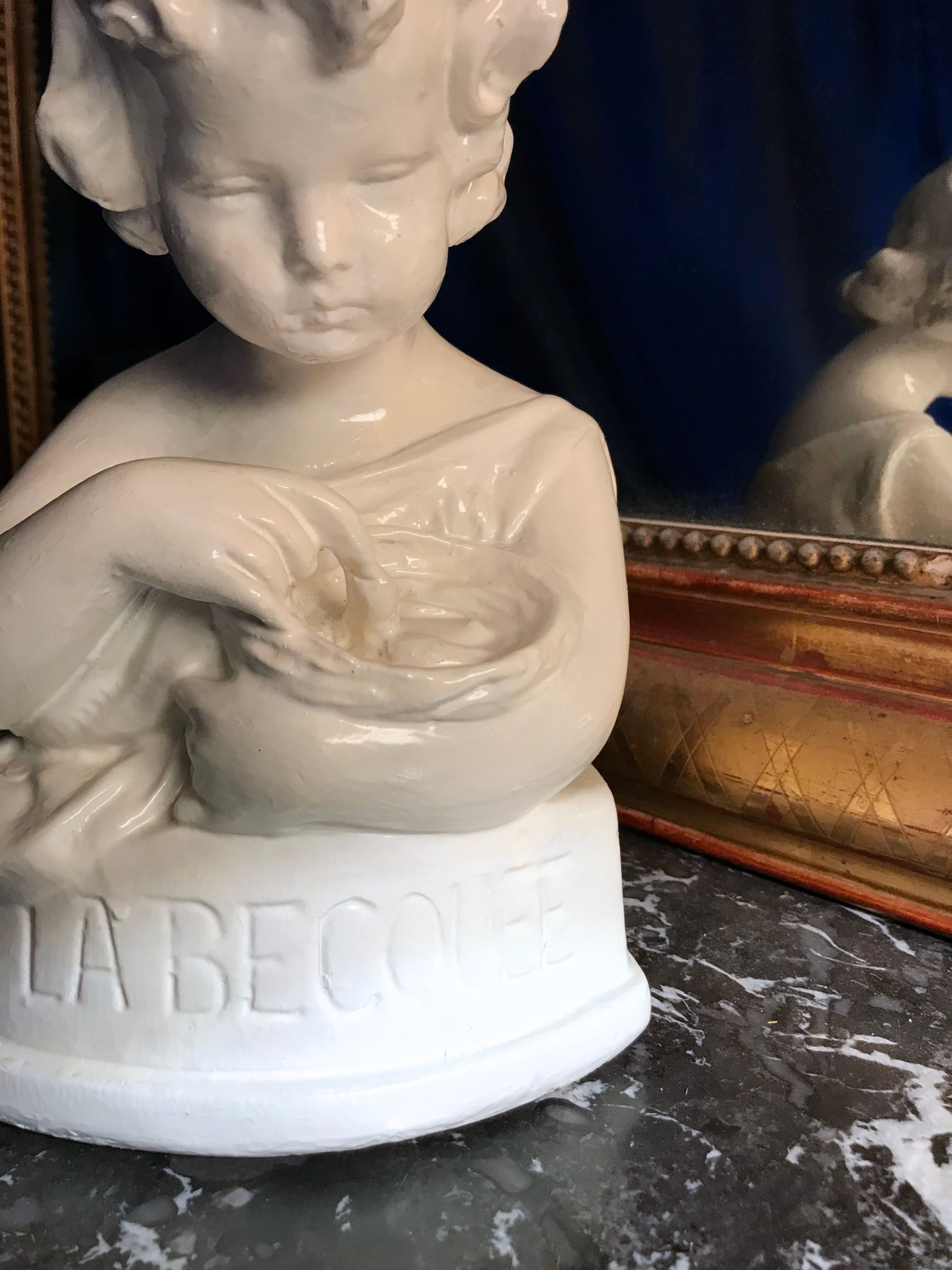 Cherub bust 19th century La Becquée petit enfant et oiseau figurine bébé angelot enamelled white
