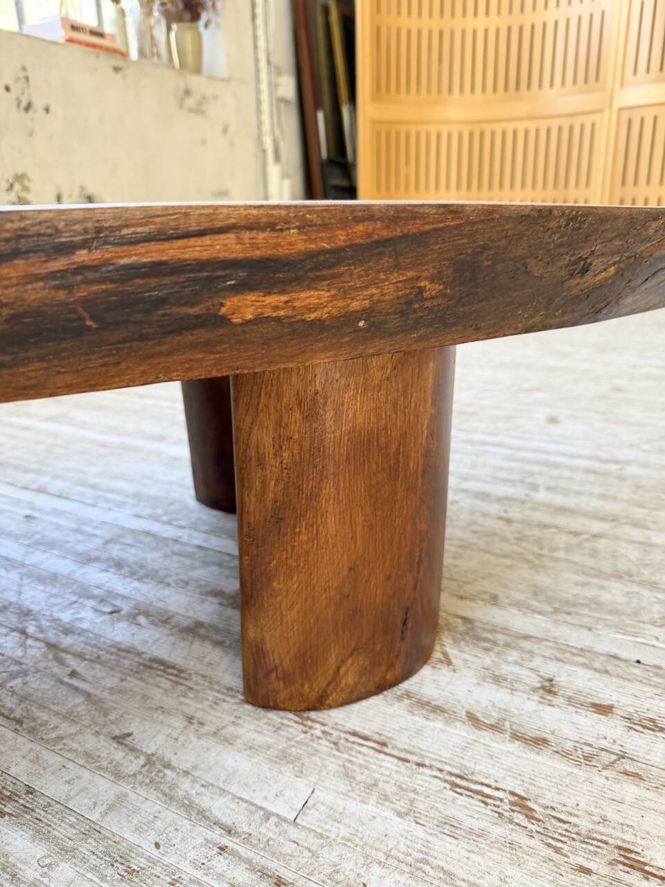 Table basse années 50 plateau bois exotique XXL