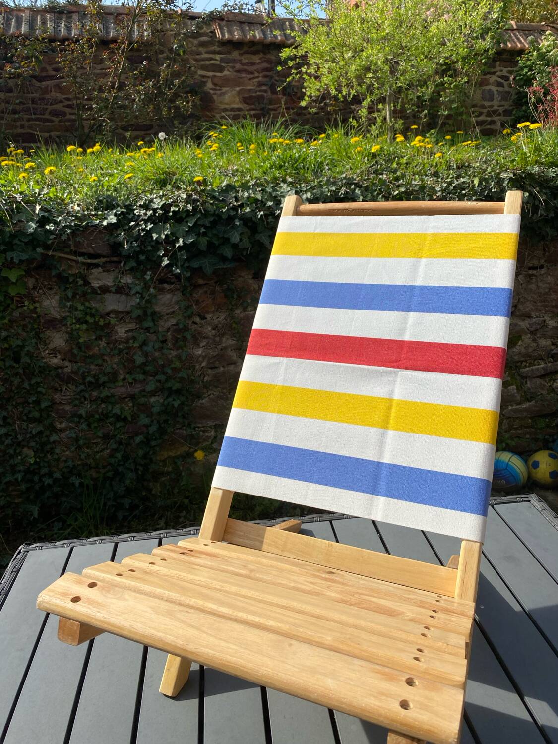 Folding chair in wood and striped fabric