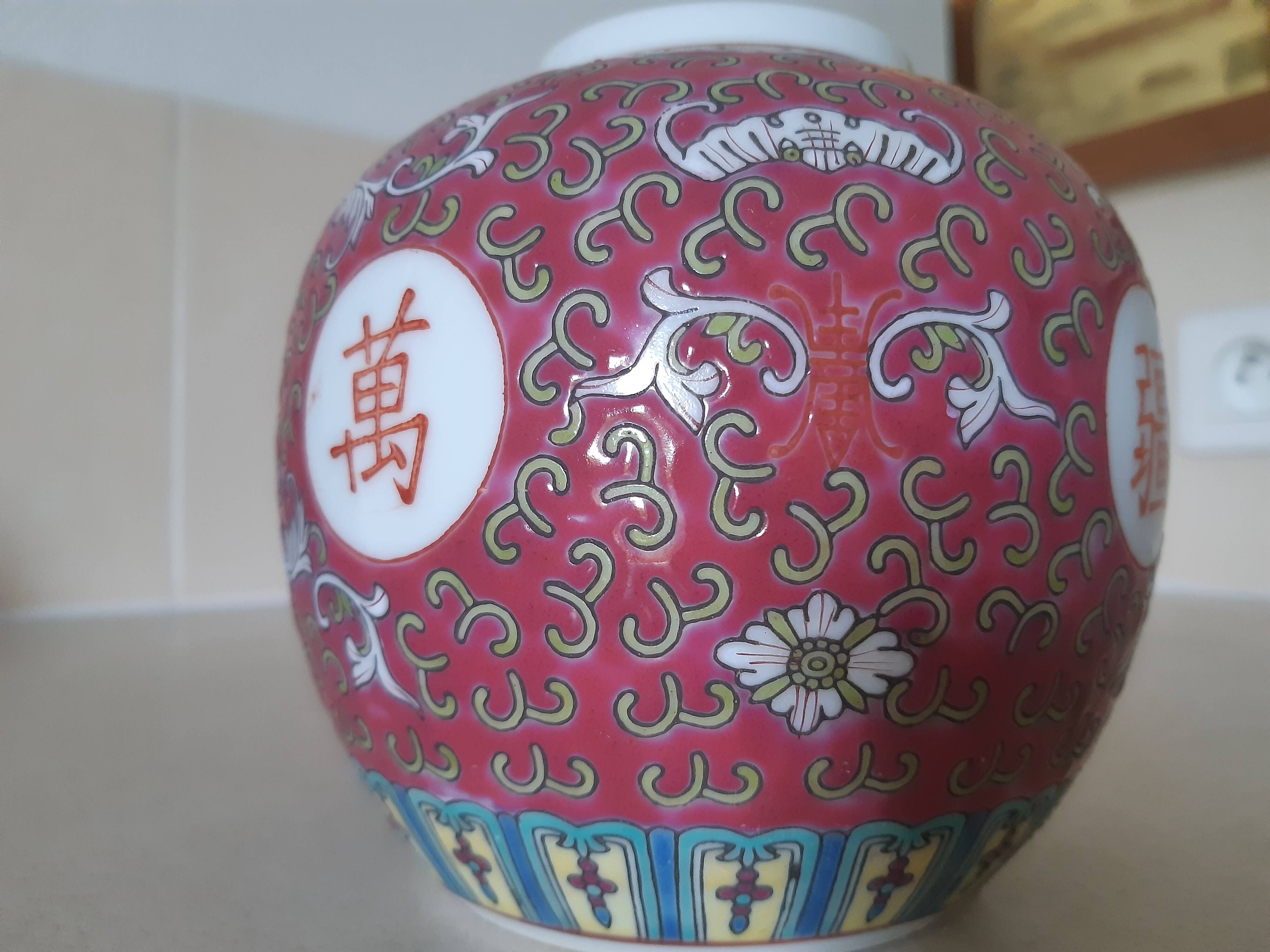 Vase chinois décor multicolore en porcelaine de chine