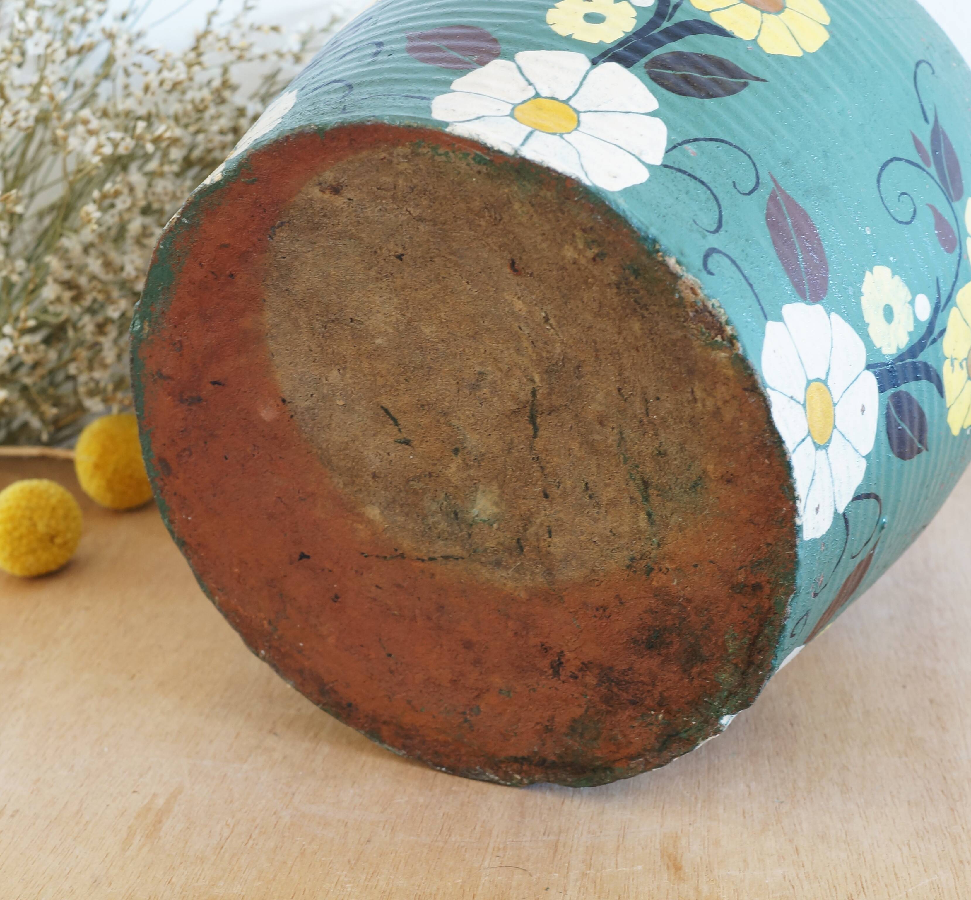 Cruche ancienne en terre cuite peinte en vert