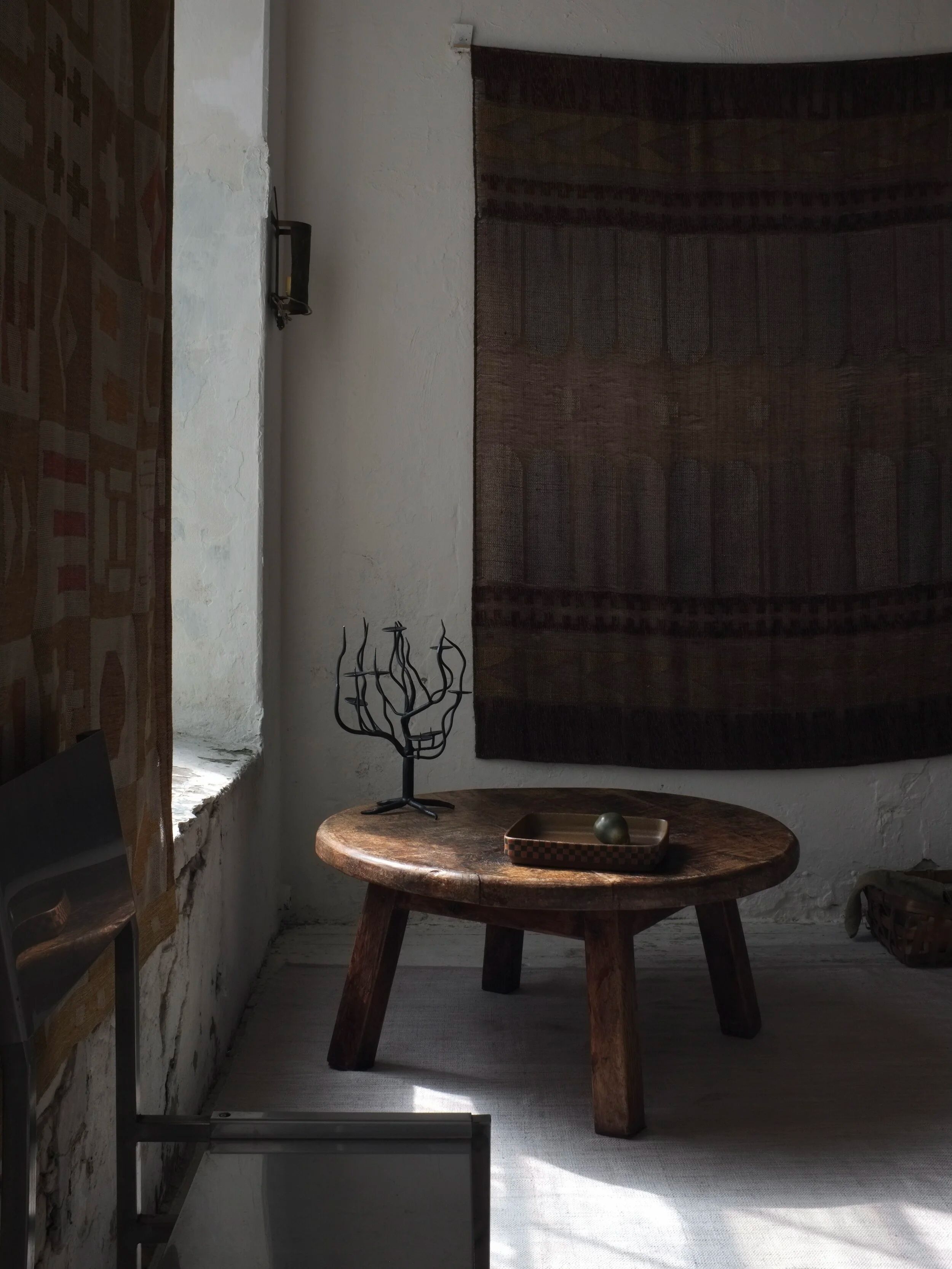 Brutalist oak round coffee table, Belgium, 1950s