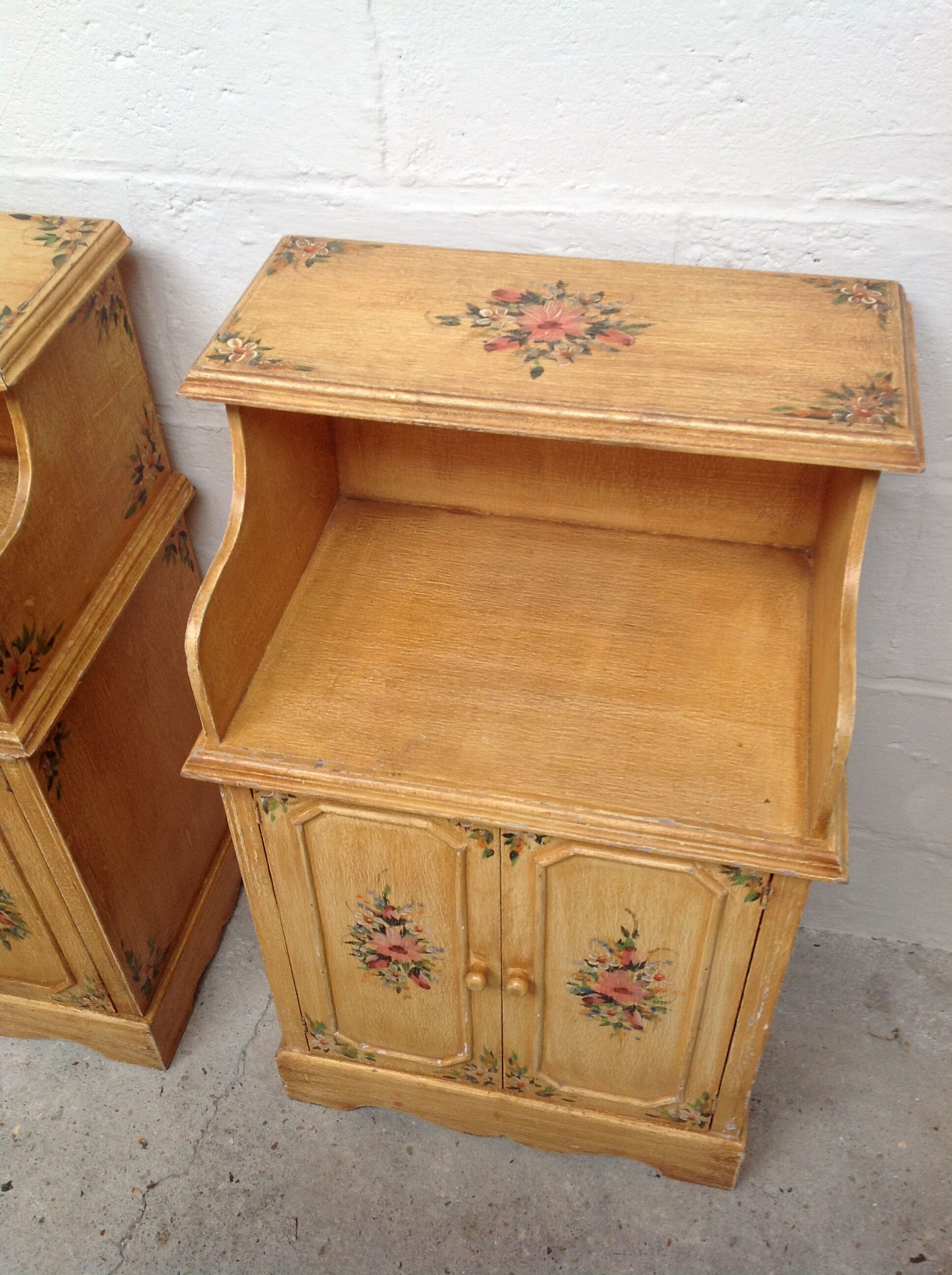 Paire de meubles vintage en bois décor floral