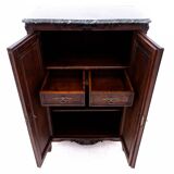 Commode ancienne en bois et pierre, France, fin du XIXe siècle.