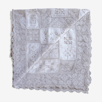 Nappe brodée, 1m52 x 1m25, filets et petits carrés, début 20ème