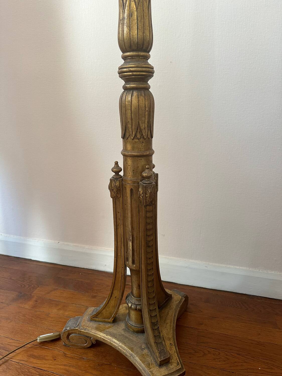 Lampadaire en bois doré Style Louis XVI
